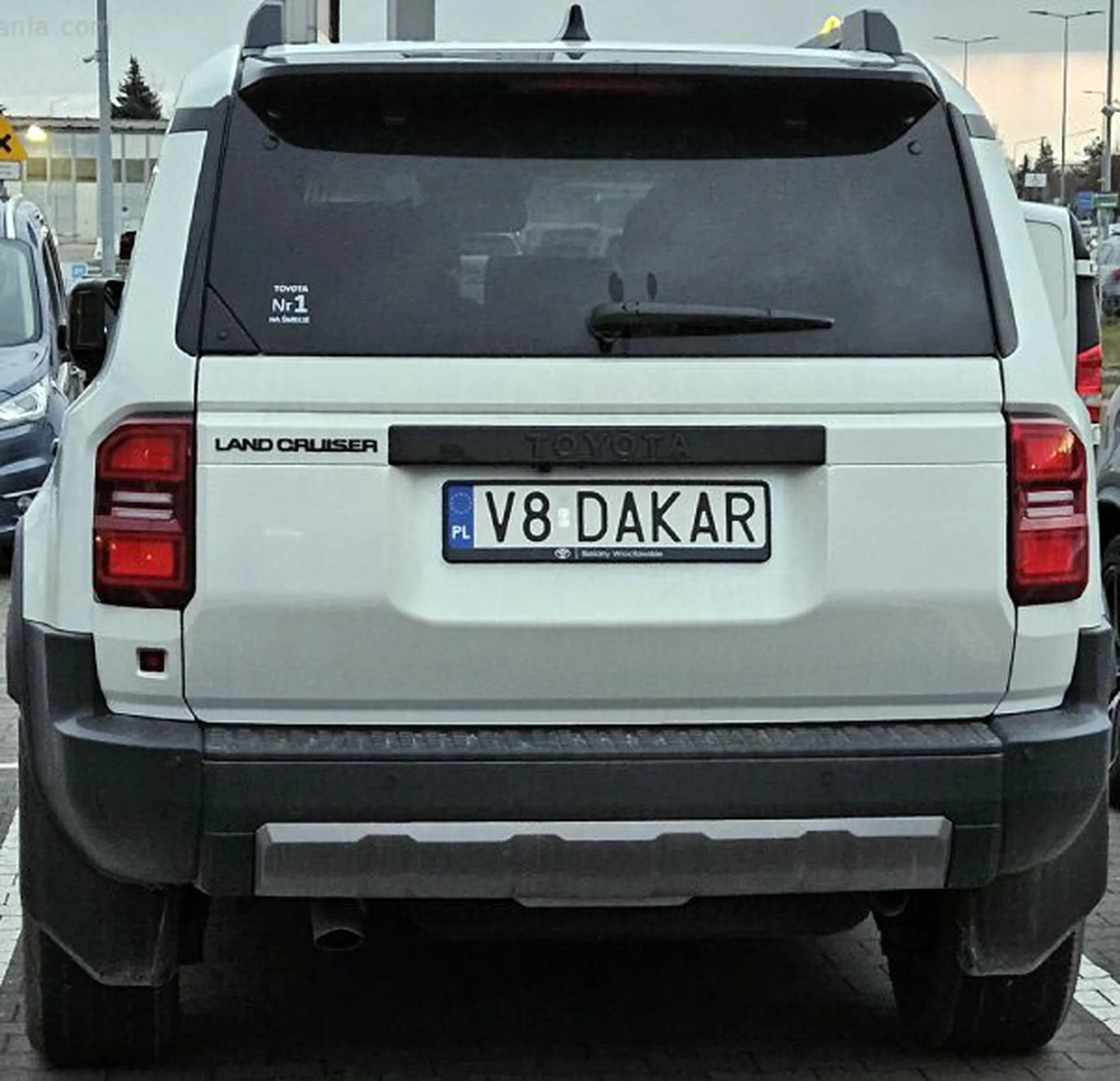 Fajny numer, blacha V8 DAKAR