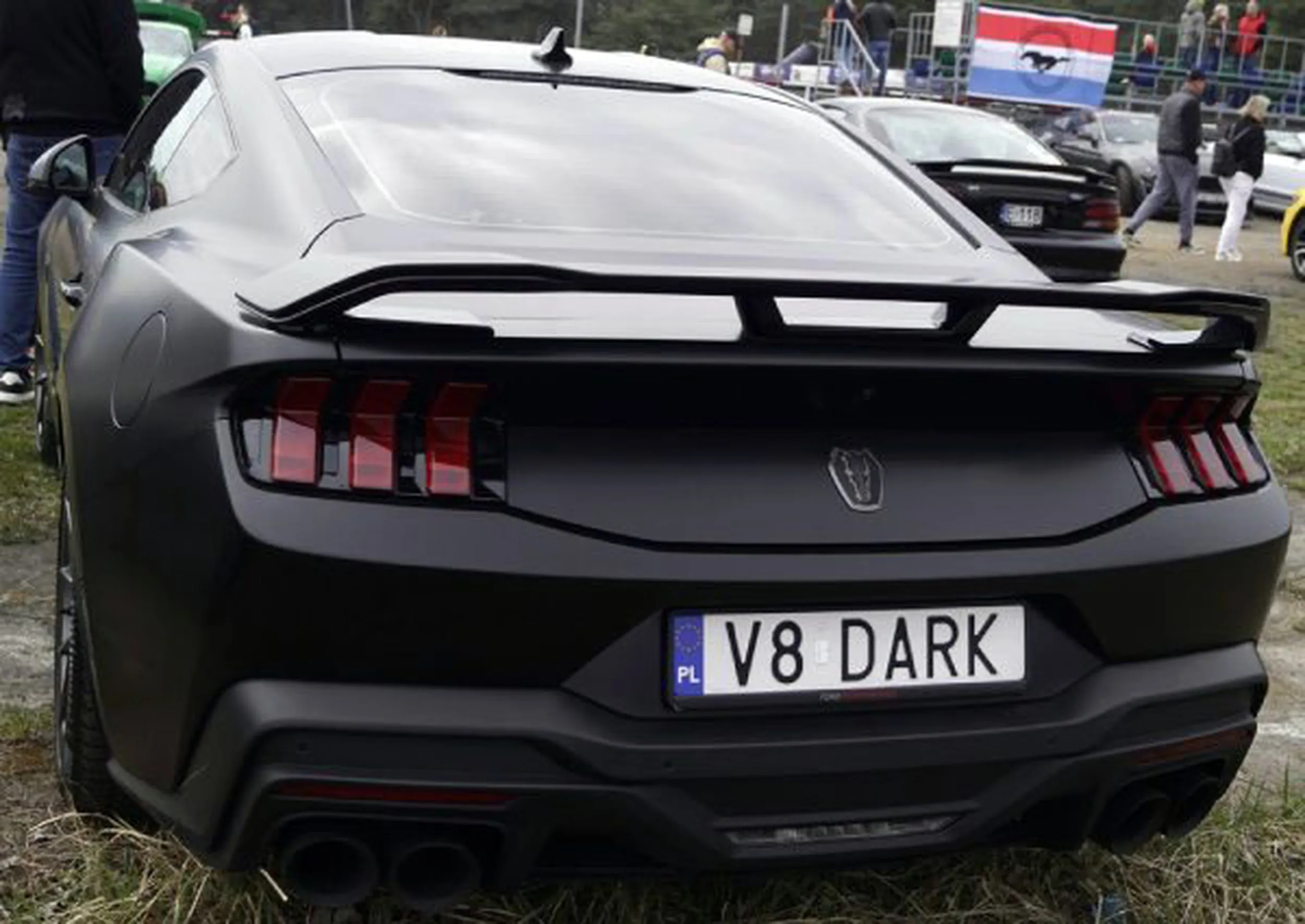 Fajny numer, blacha V8 DARK