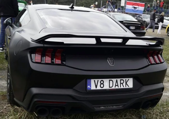 Fajny numer, blacha V8 DARK