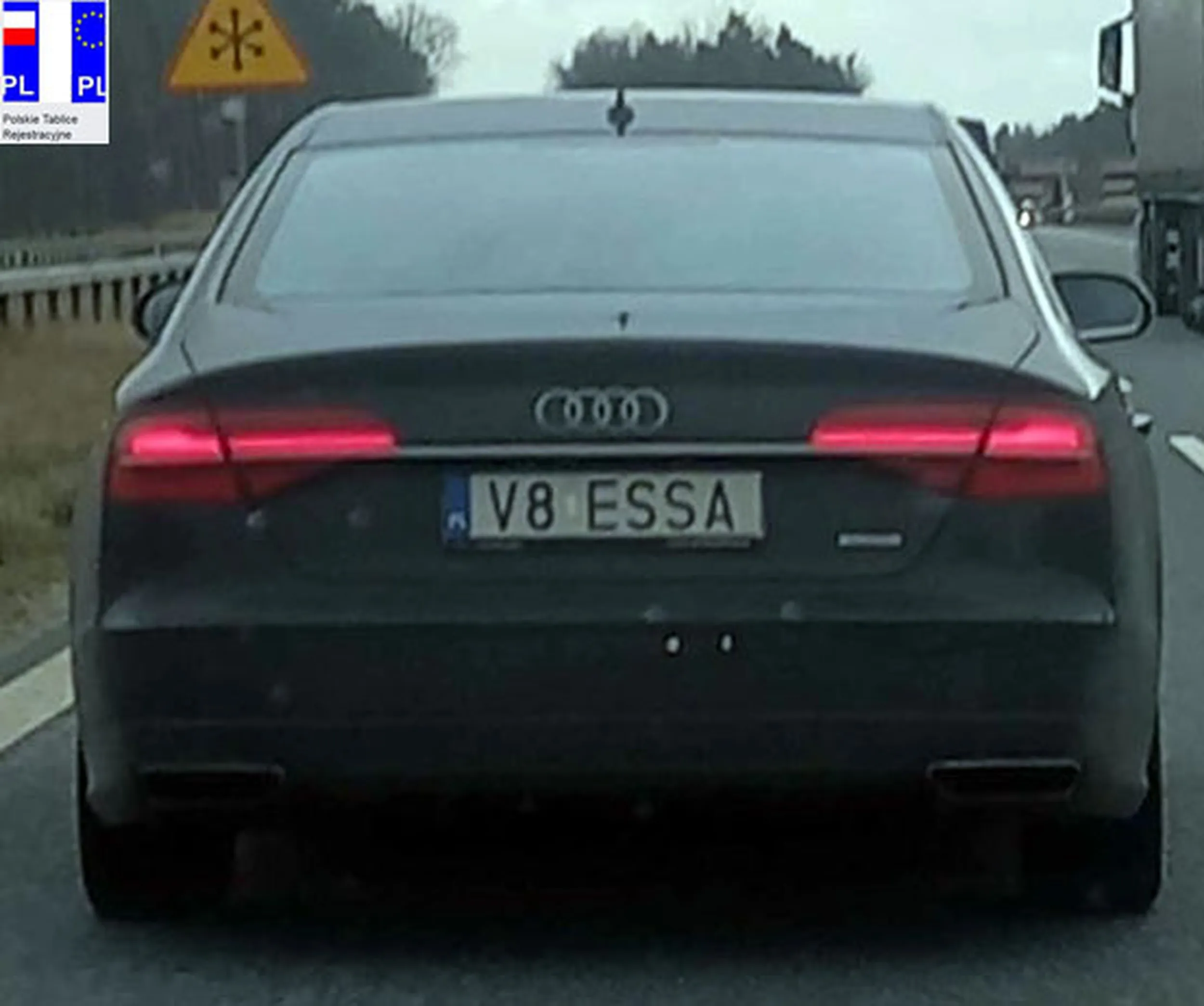 Fajny numer, blacha V8 ESSA