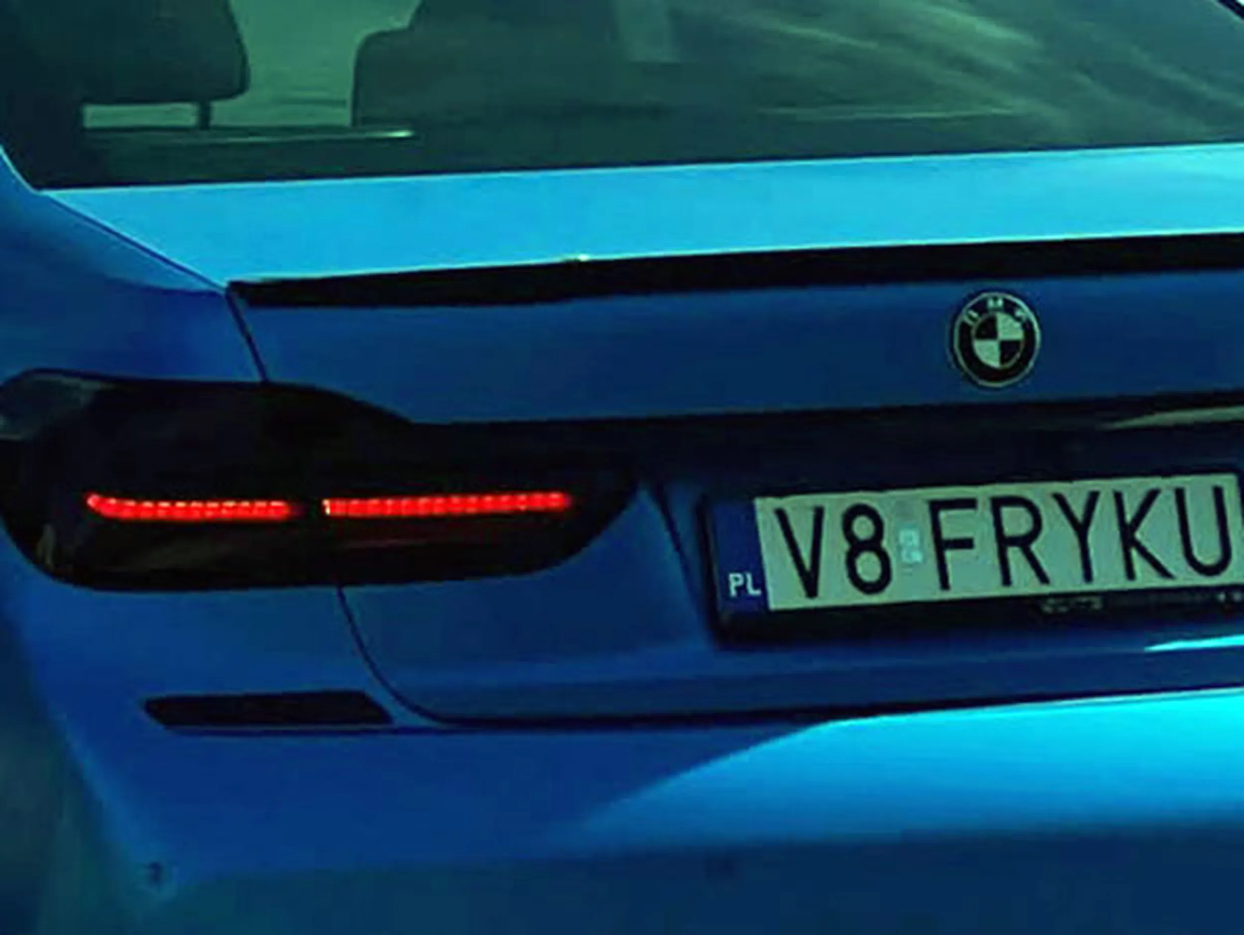 Fajny numer, blacha V8 FRYKU