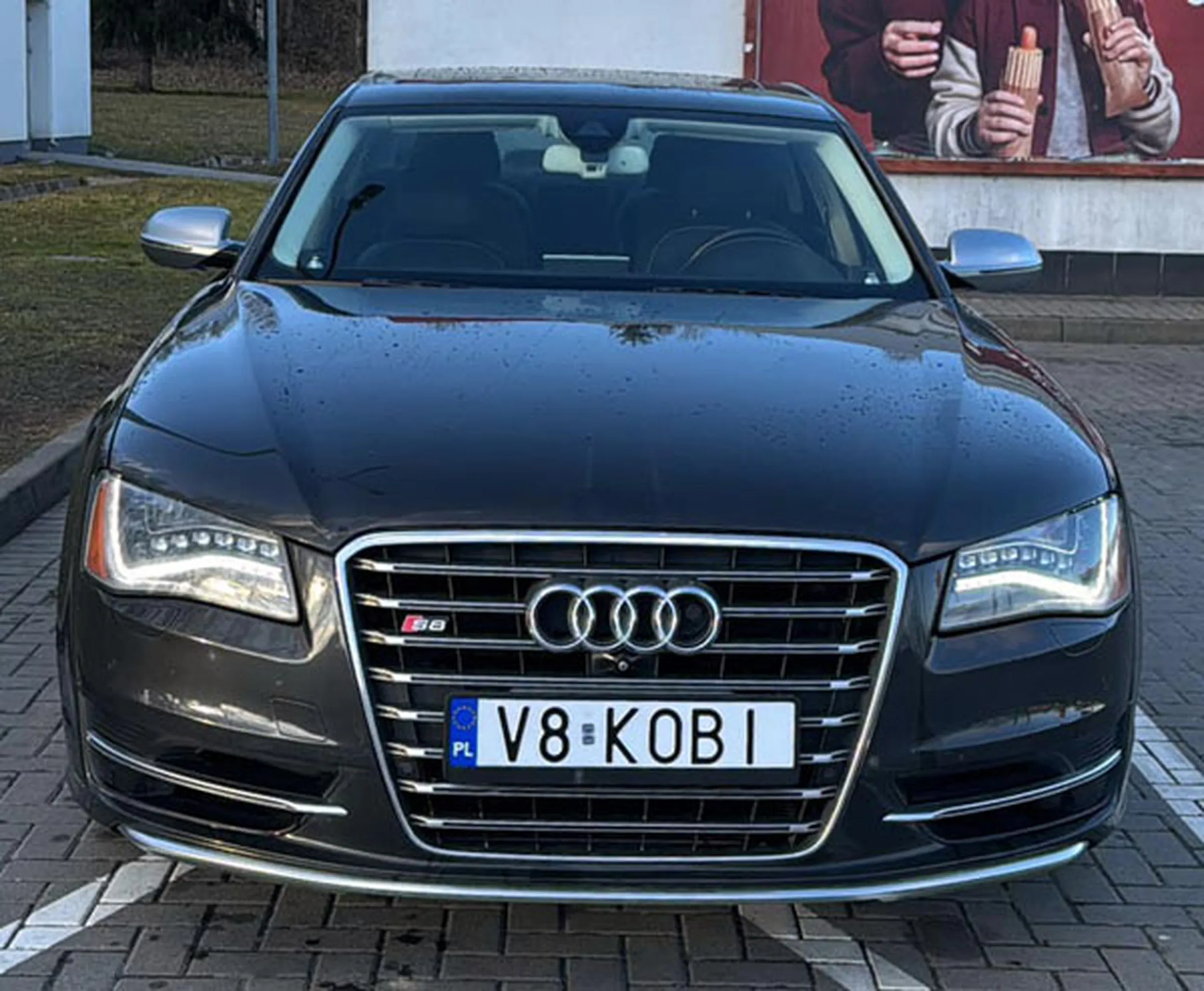 Fajny numer, blacha V8 KOBI