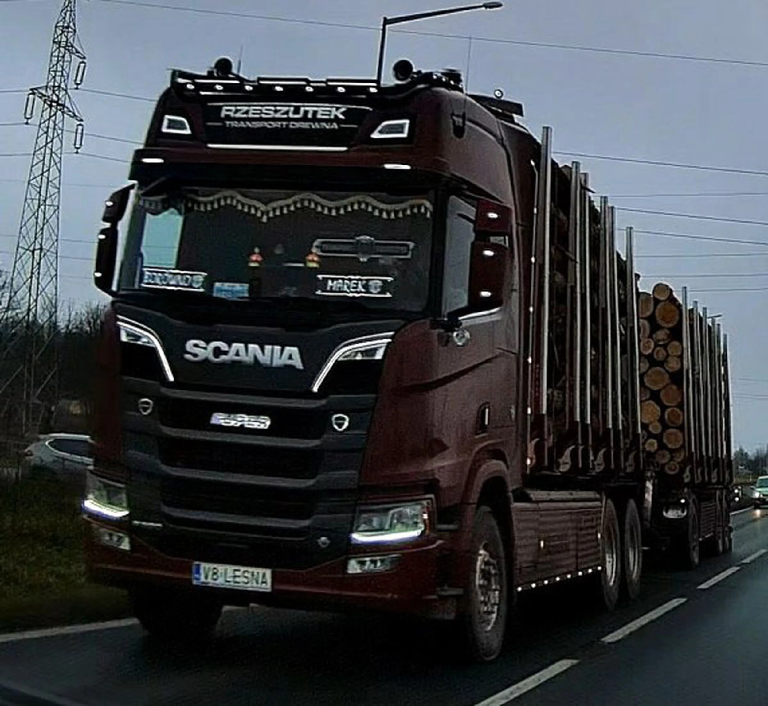 Fajny numer, blacha V8 LESNA