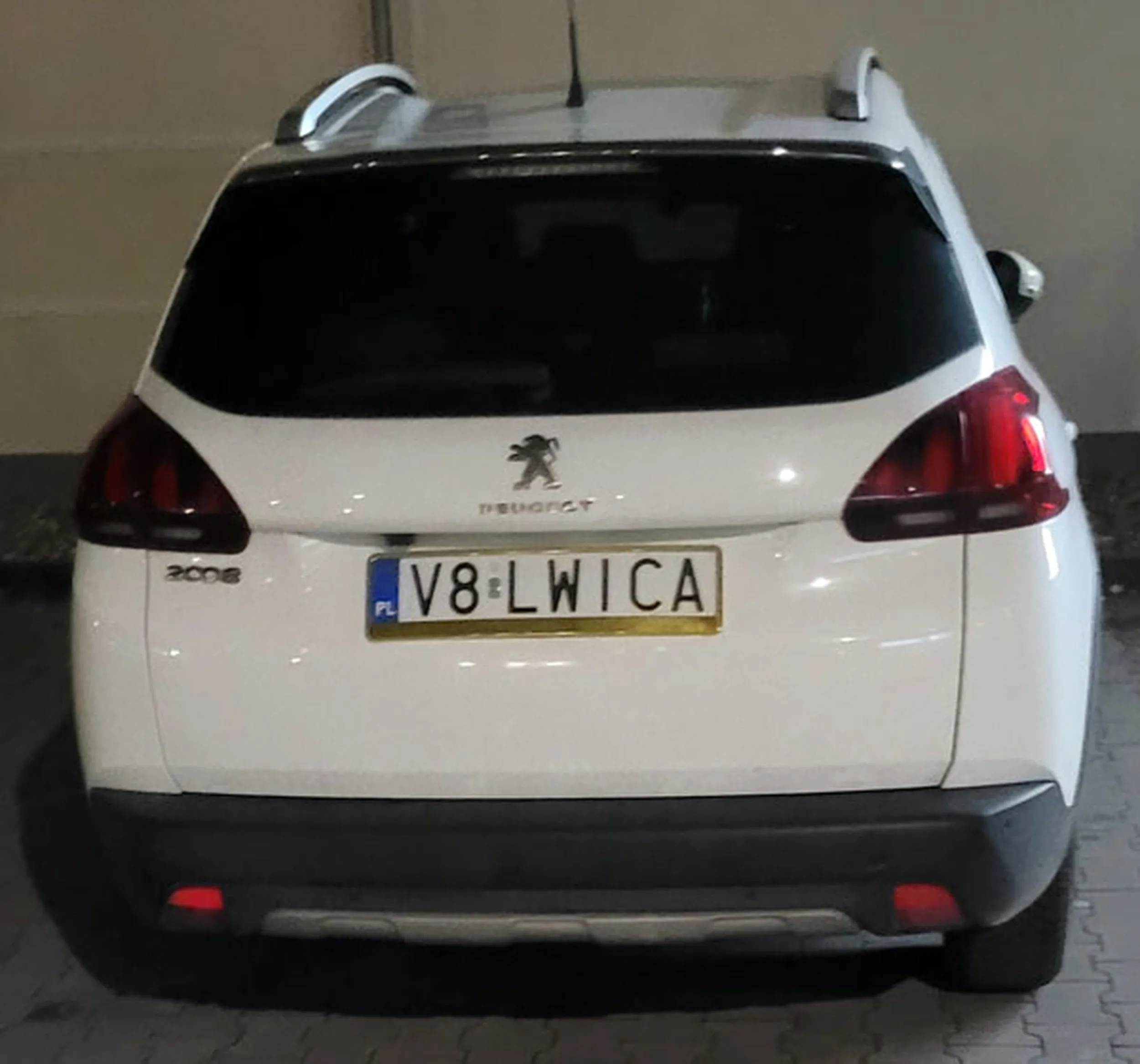 Fajny numer, blacha V8 LWICA