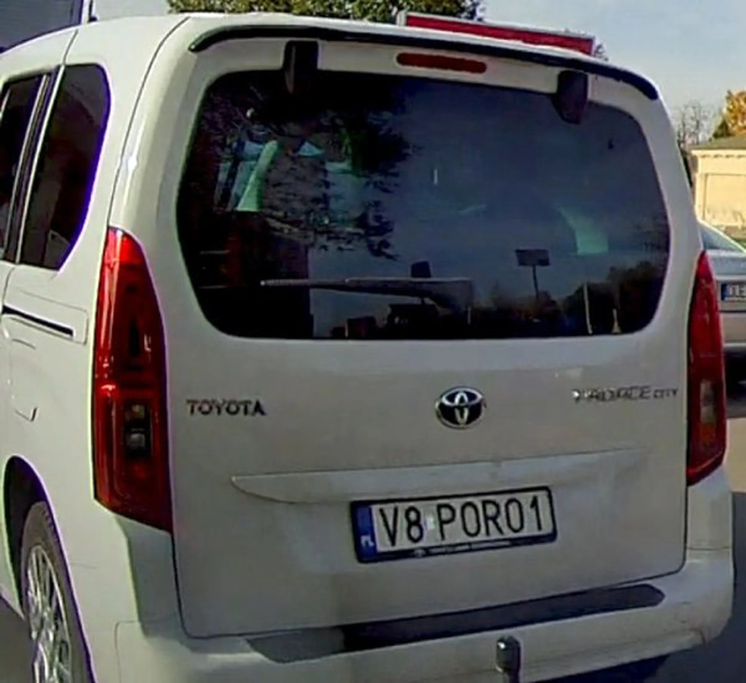 Fajny numer, blacha V8 PORO1