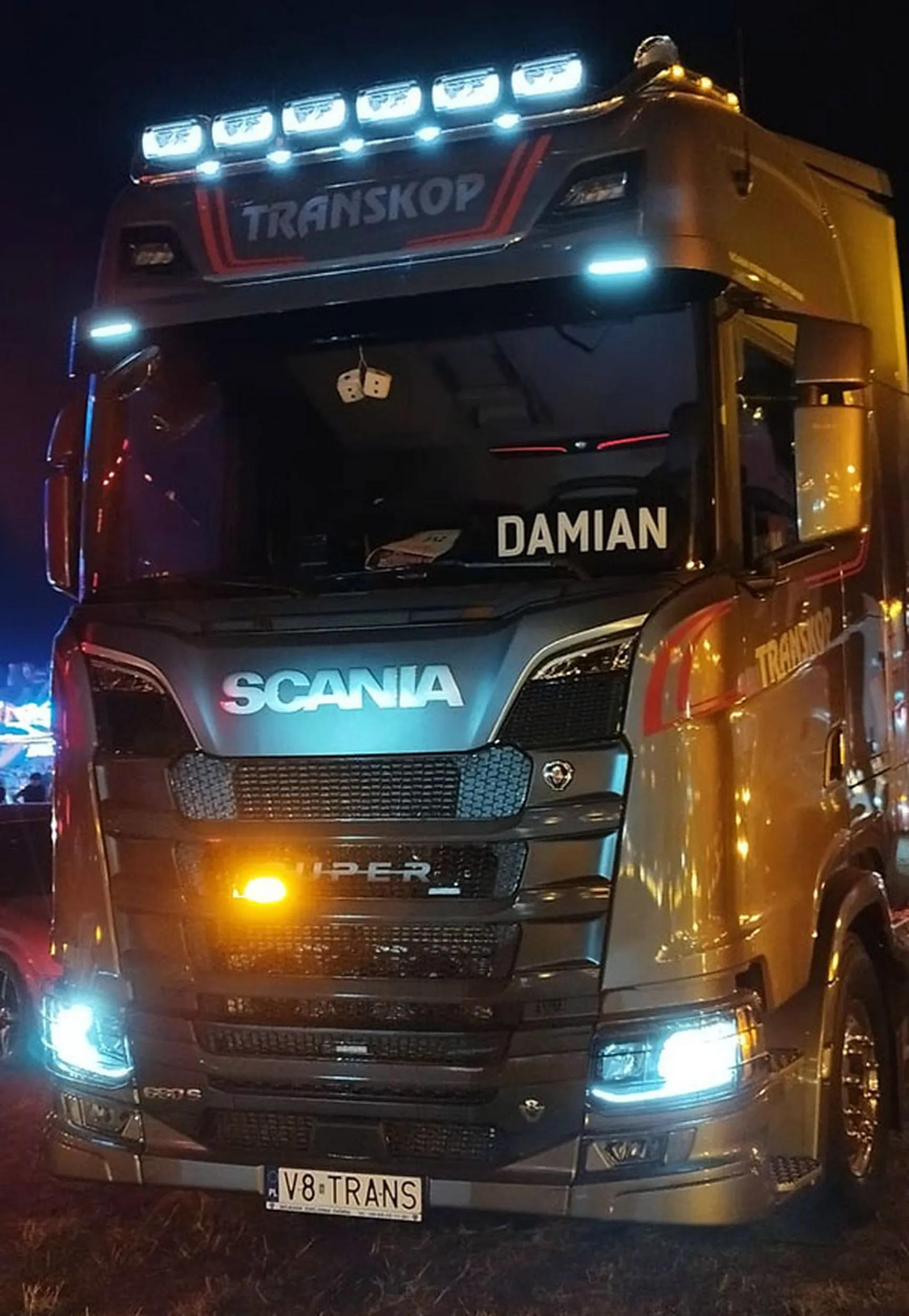 Fajny numer, blacha V8 TRANS