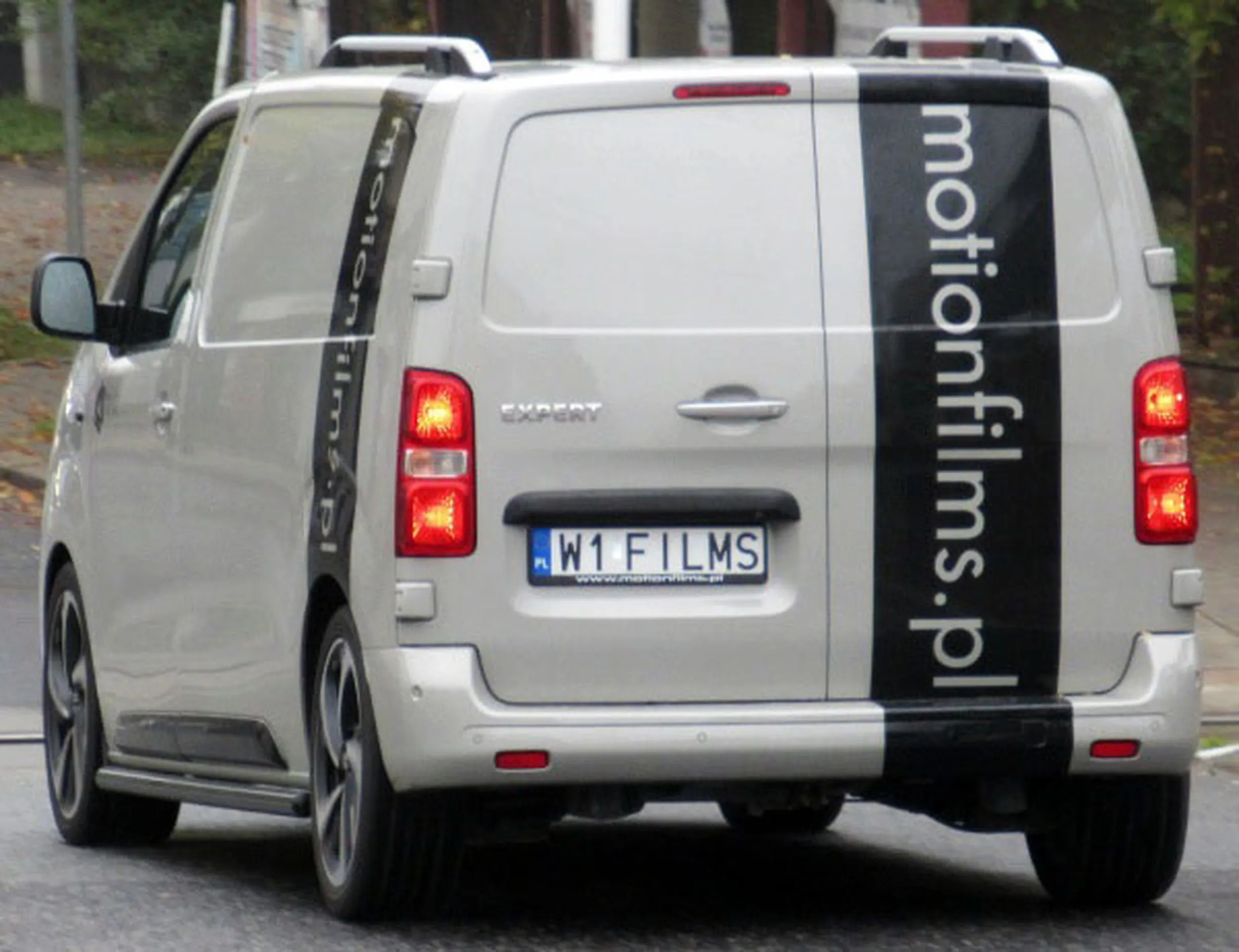 Fajny numer, blacha W1 FILMS