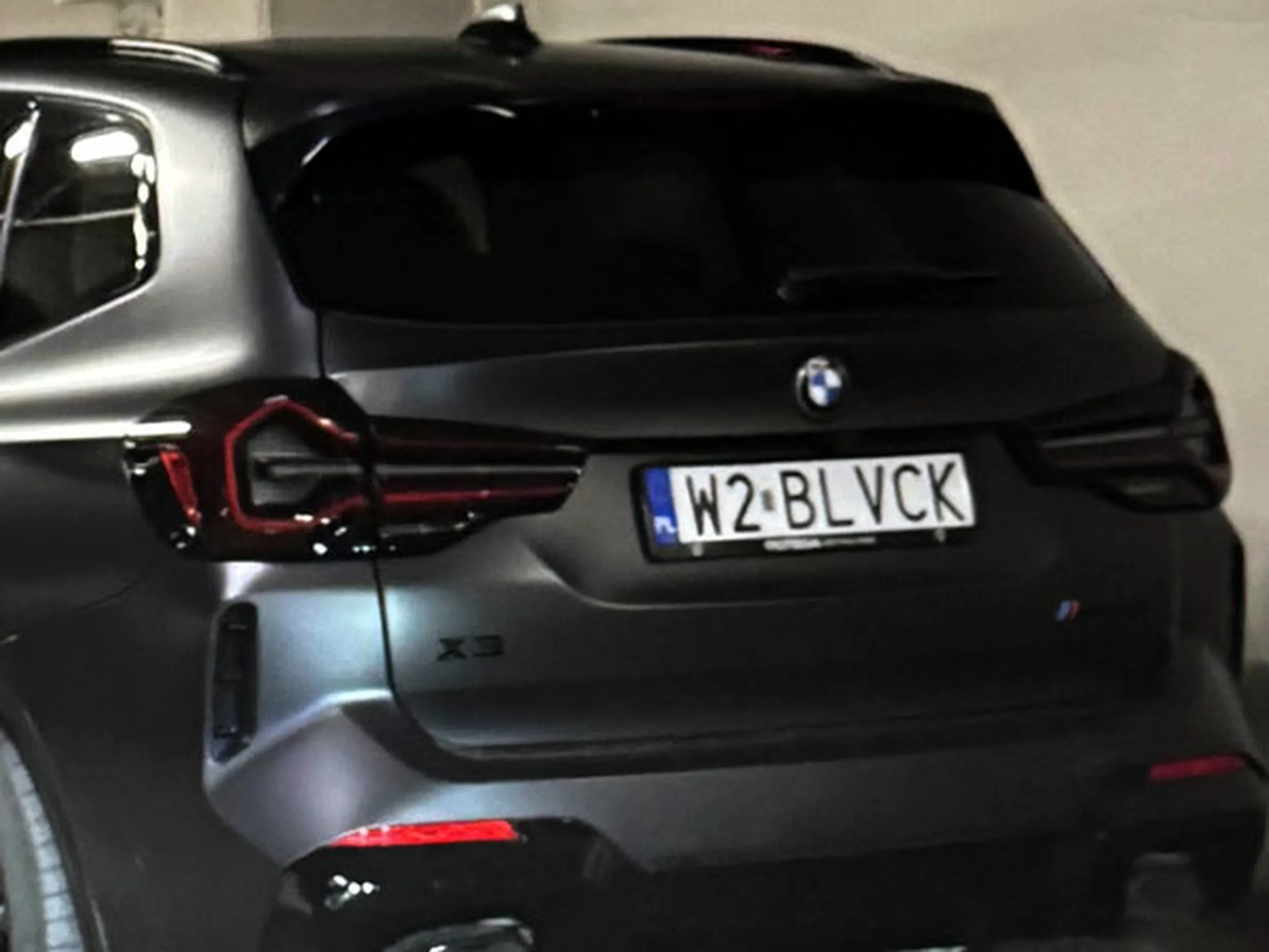 Fajny numer, blacha W2 BLVCK