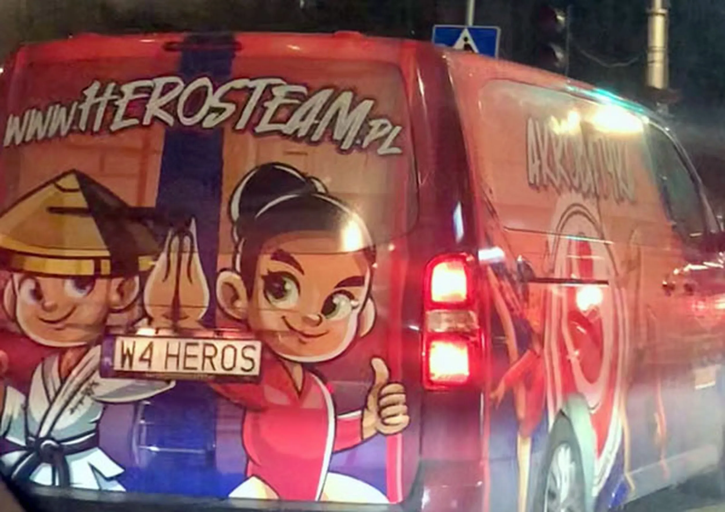 Fajny numer, blacha W4 HEROS