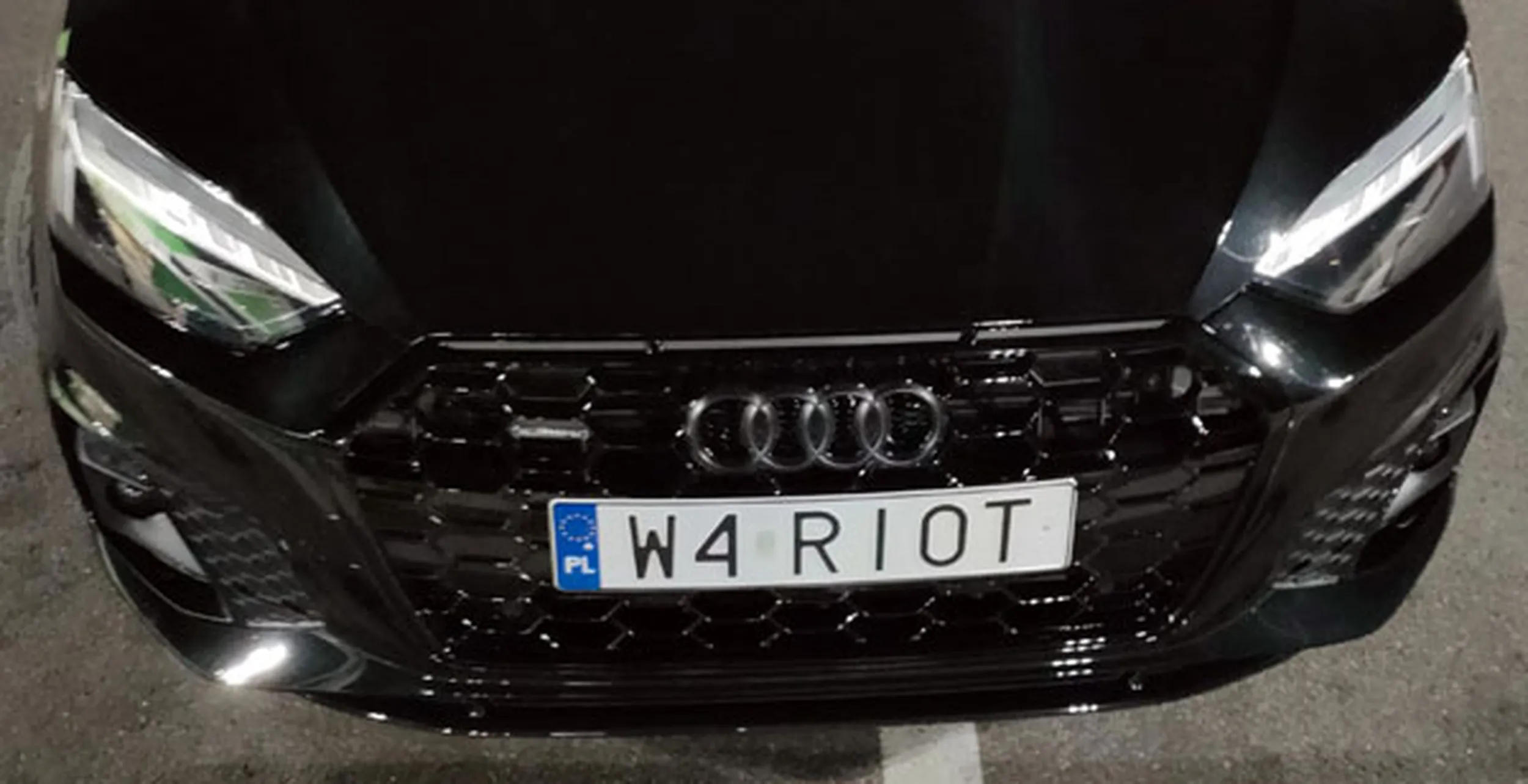 Fajny numer, blacha W4 RIOT