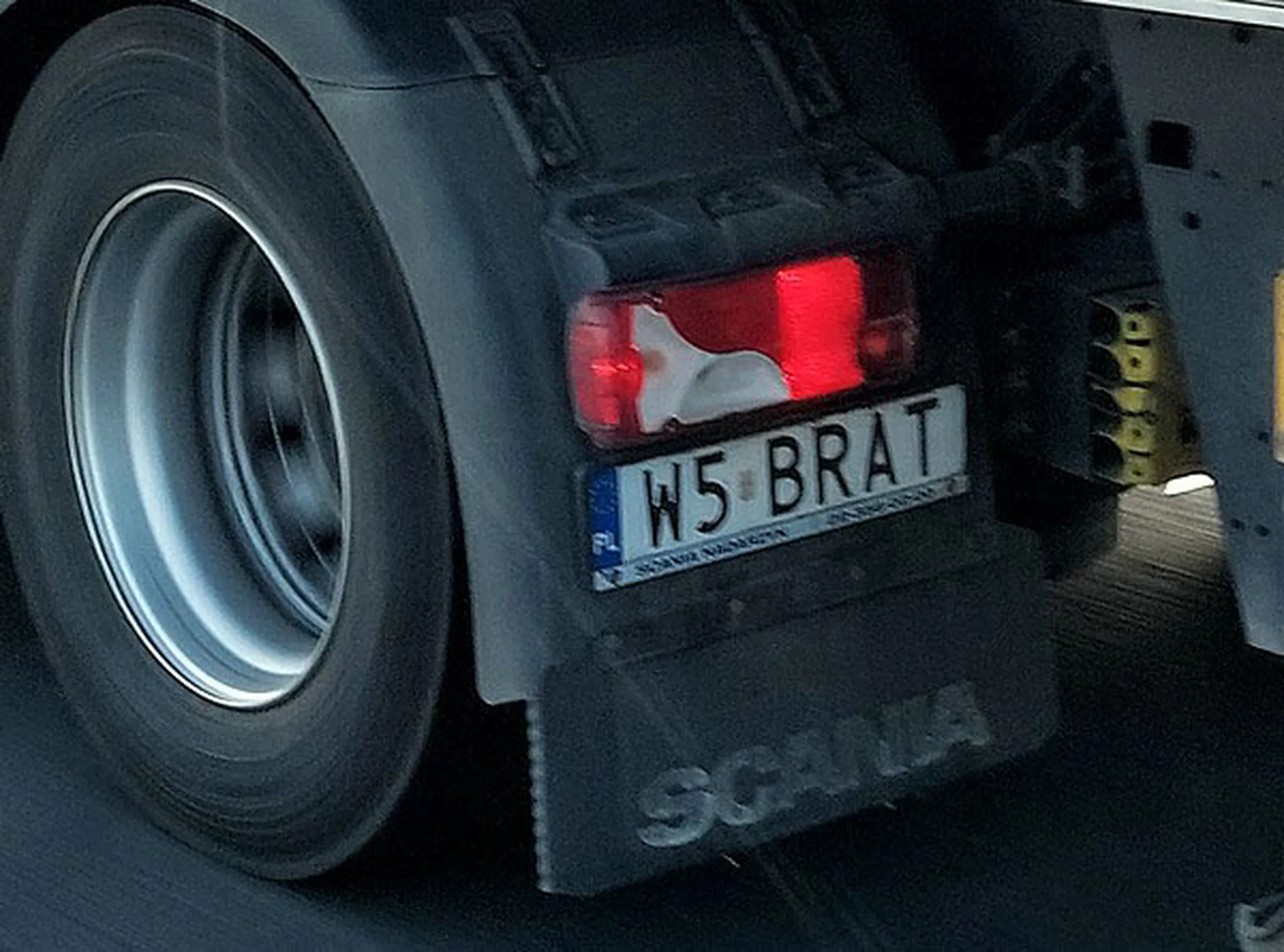 Fajny numer, blacha W5 BRAT