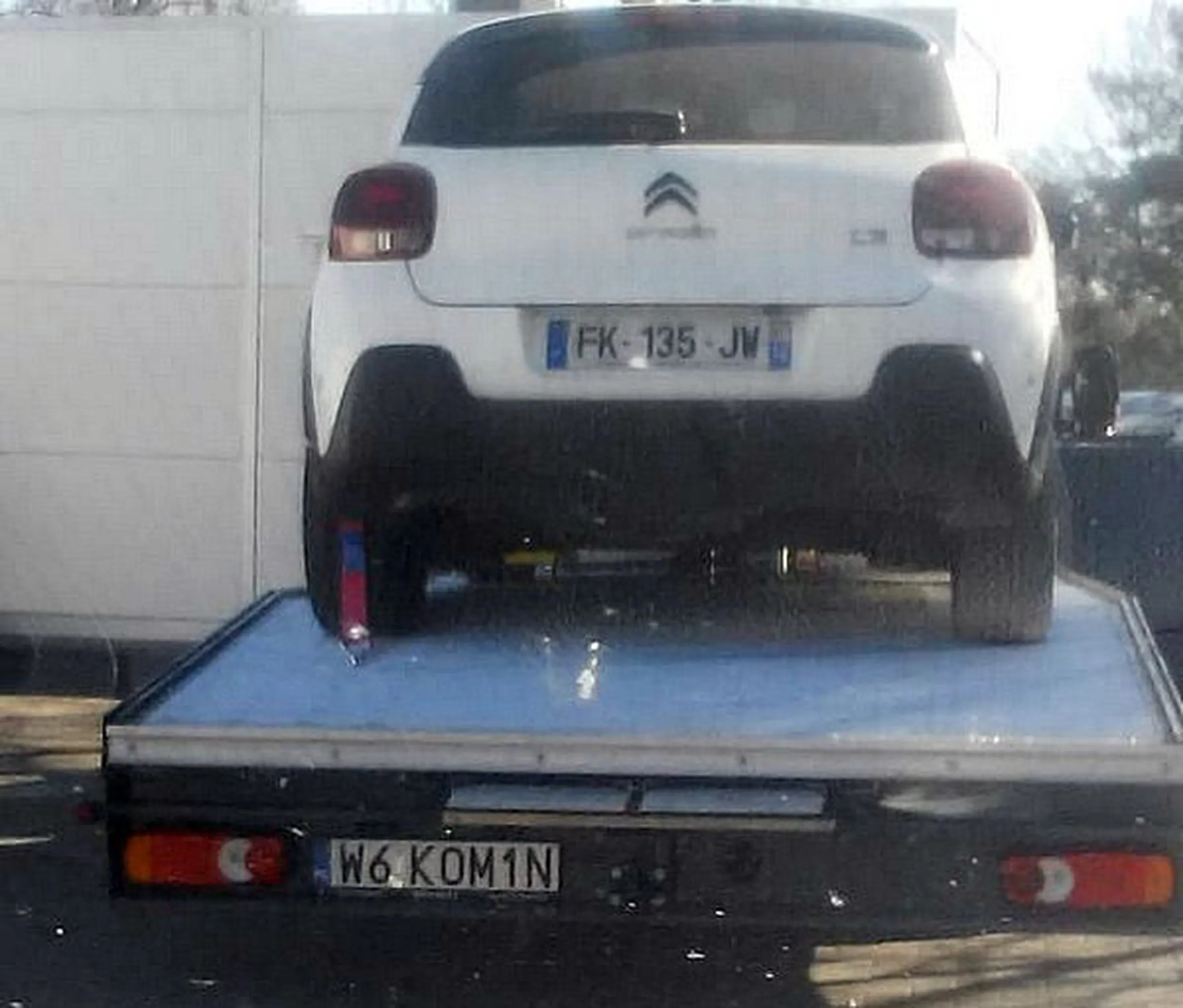 Fajny numer, blacha W6 KOM1N