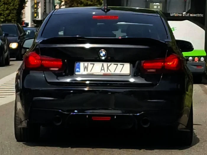 Fajny numer, blacha W7 AK77