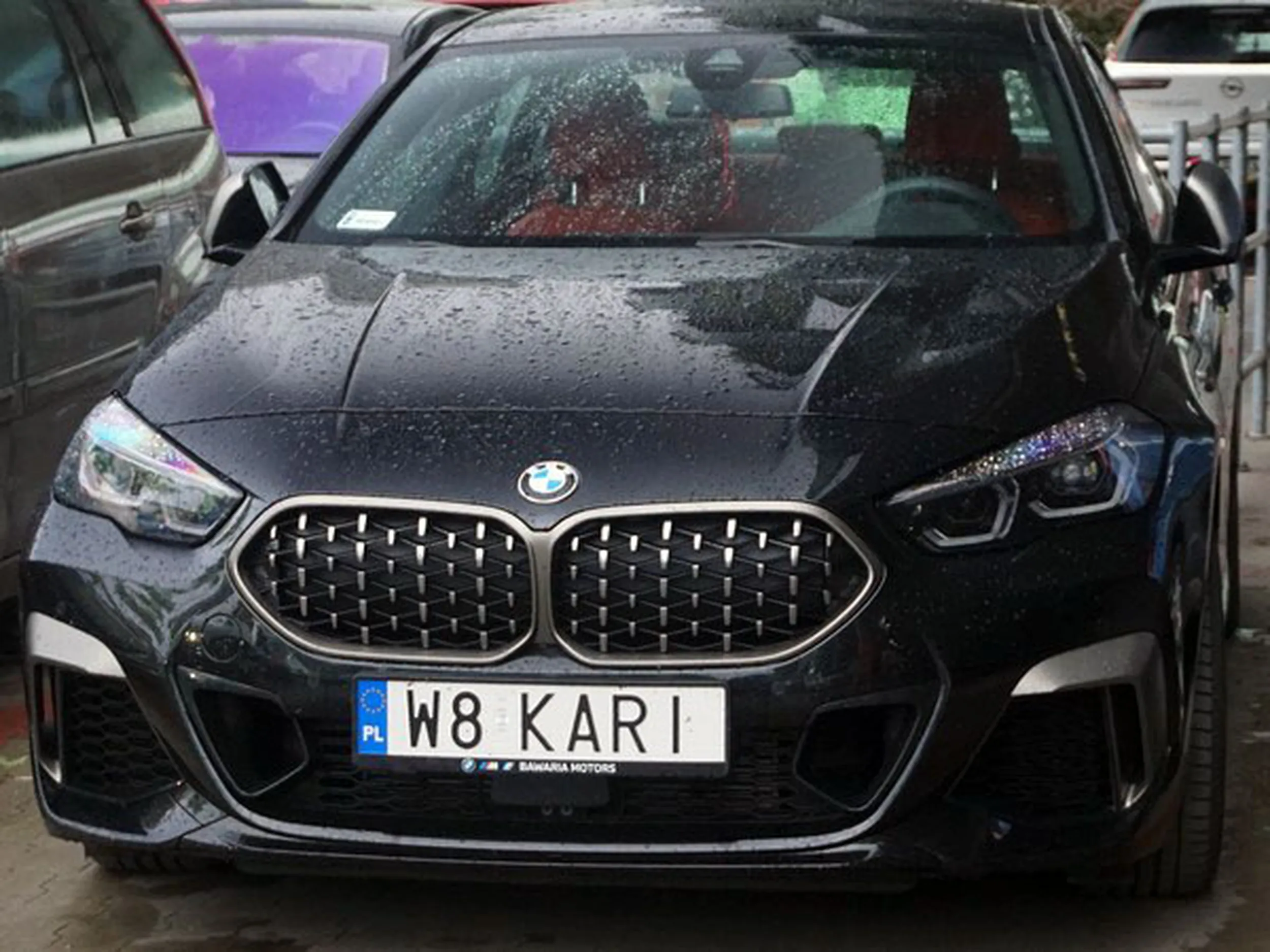 Fajny numer, blacha W8 KARI