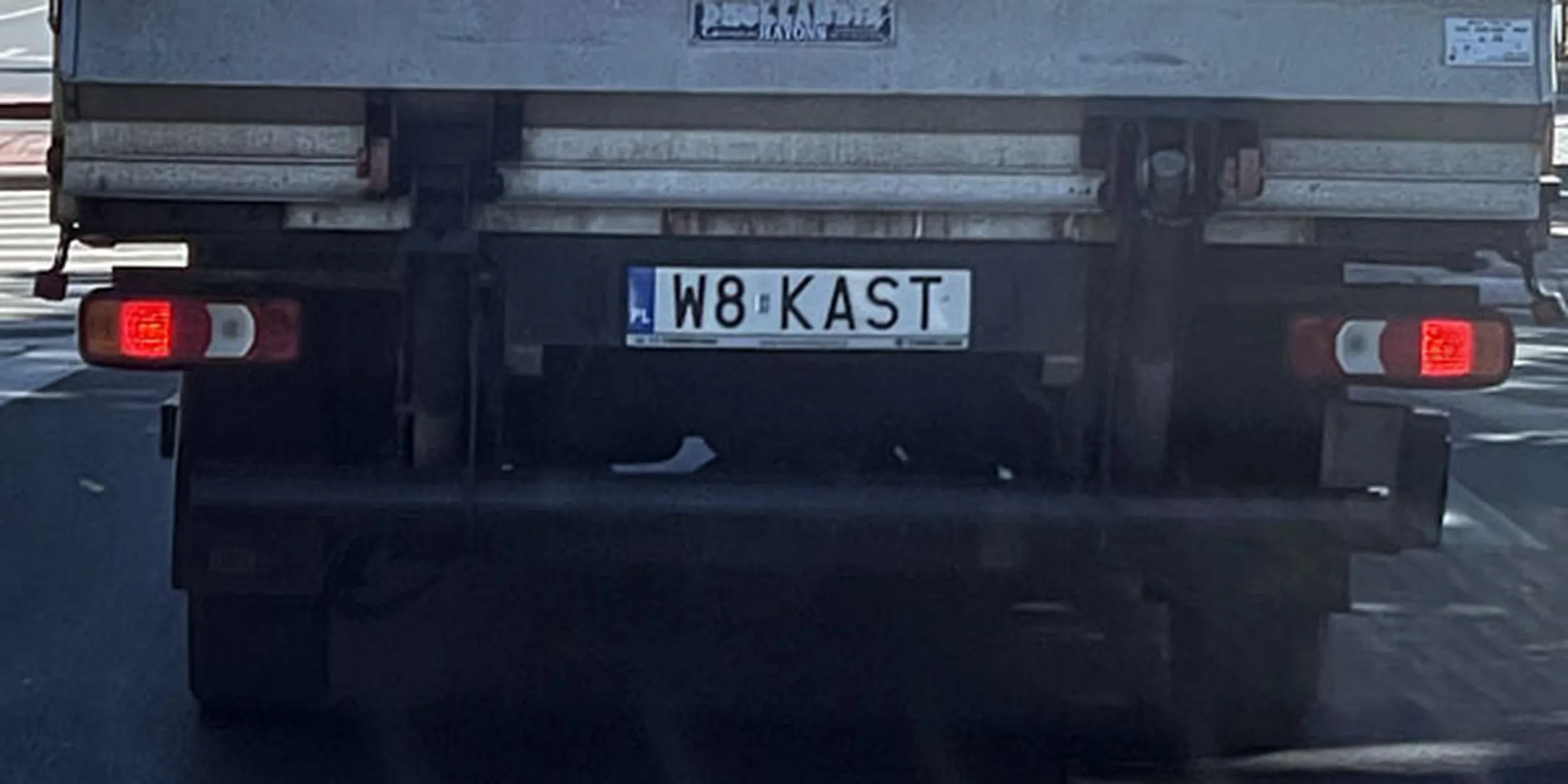 Fajny numer, blacha W8 KAST