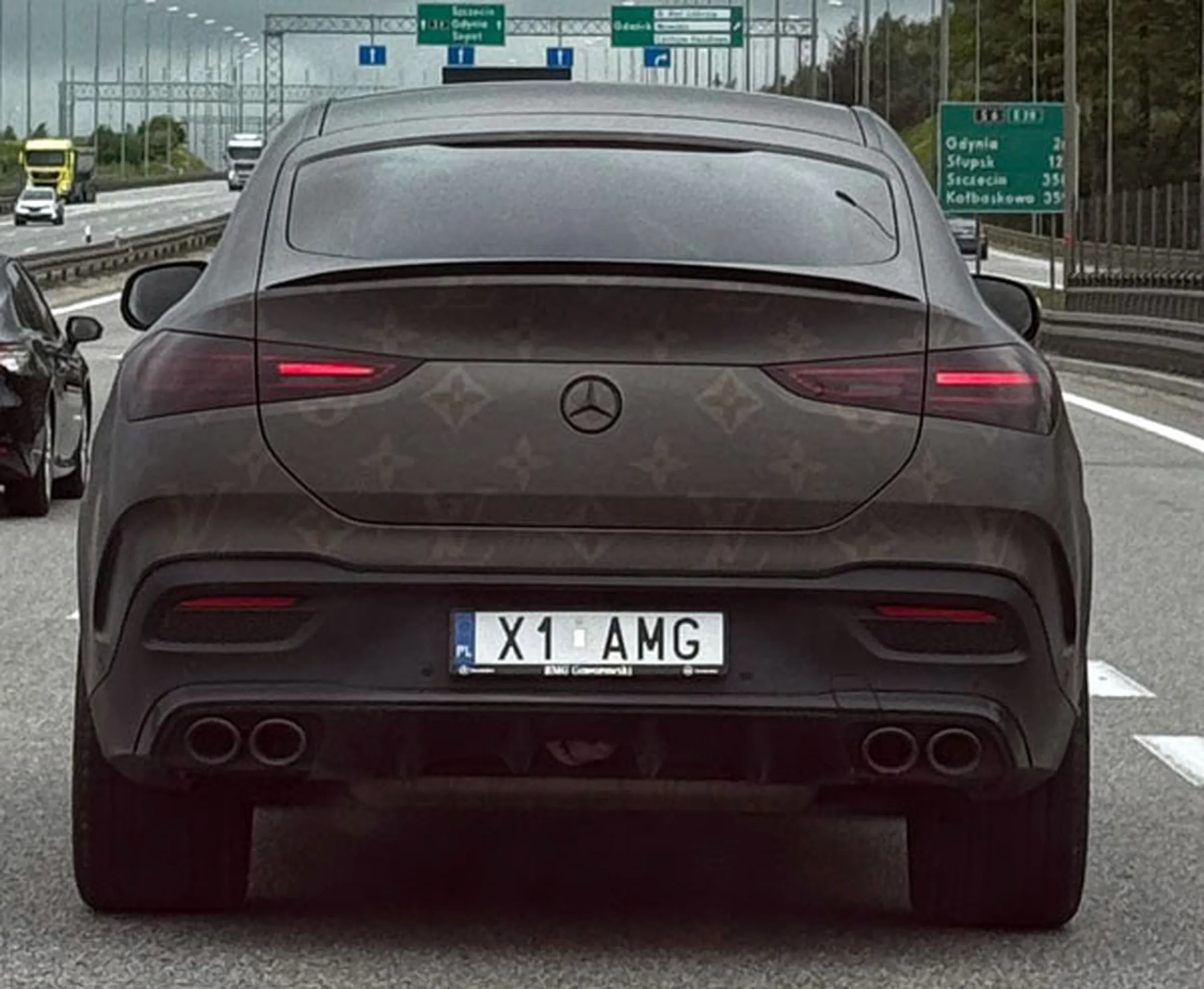 Fajny numer, blacha X1 AMG