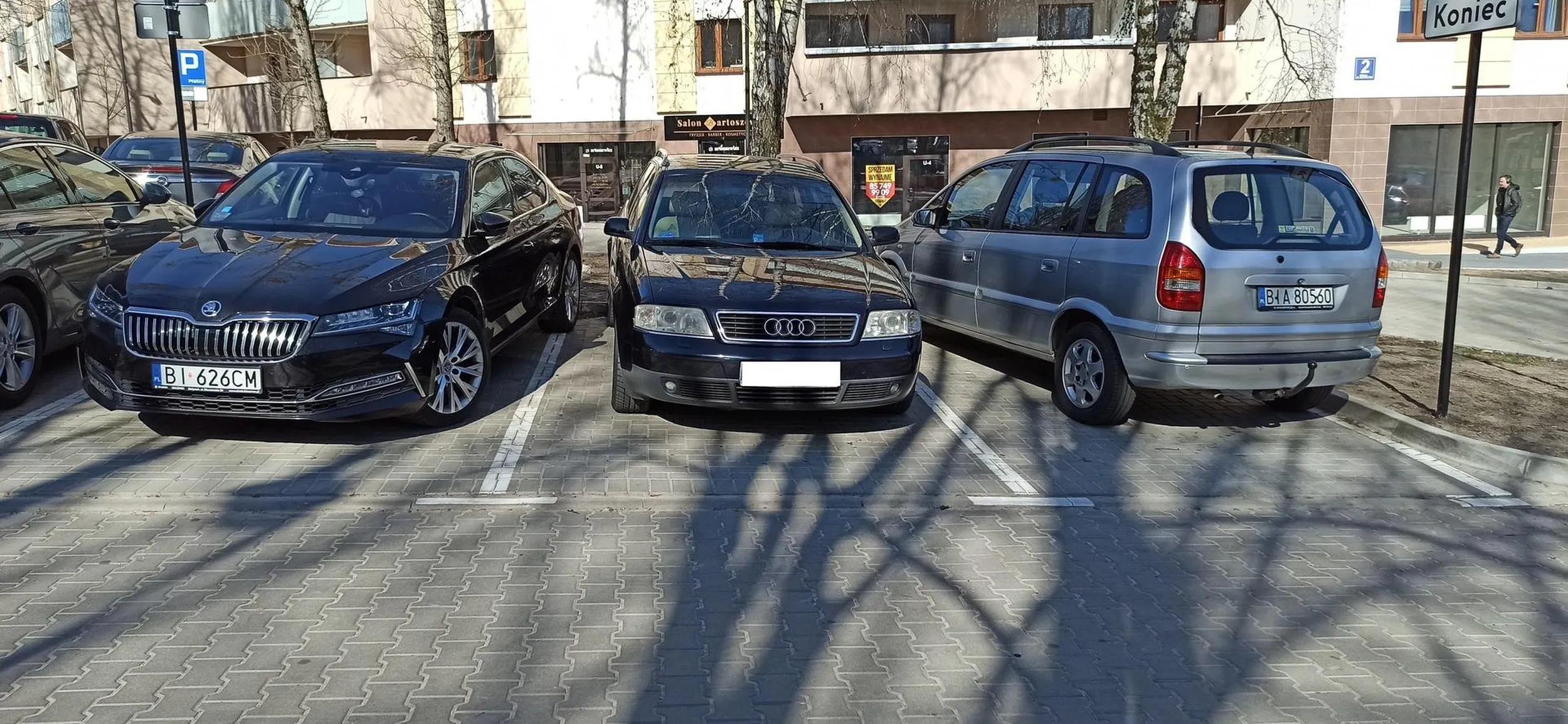 We wsi stajemy tam gdzie popadnie a w mieście? Nie potrafię parkować tak ładnie :))))