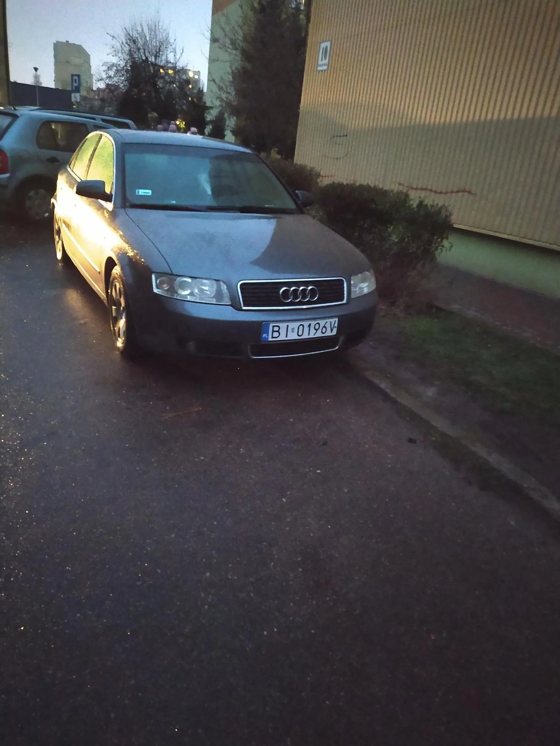 Naucz się parkować! Na miejscu gdzie zaparkowałeś na zatłoczonym parkingu między blokami zmieściłyby się 3 samochody zaparkowane skośnie!