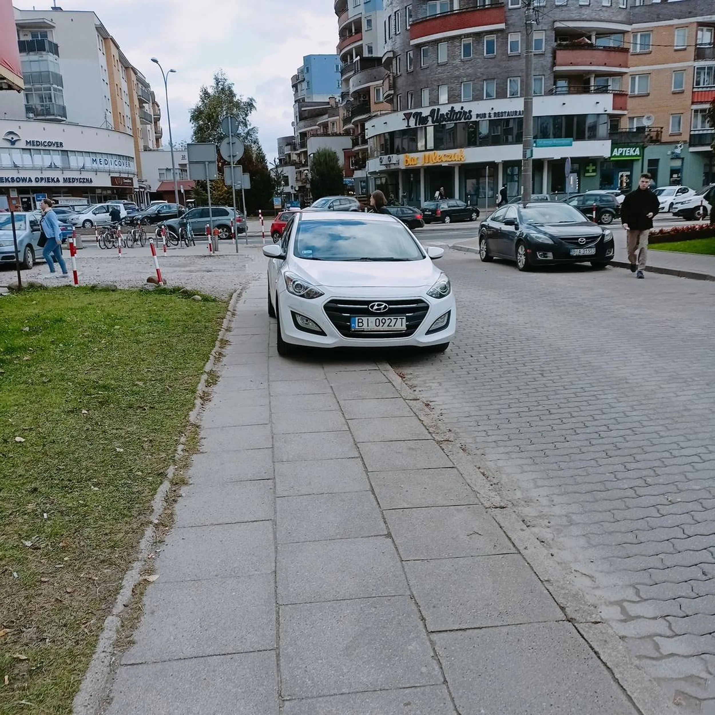 Pani w środku. Stała tak przynajmniej 40min. Zakaz zatrzymywania się i brak półtora metra miejsca dla pieszych