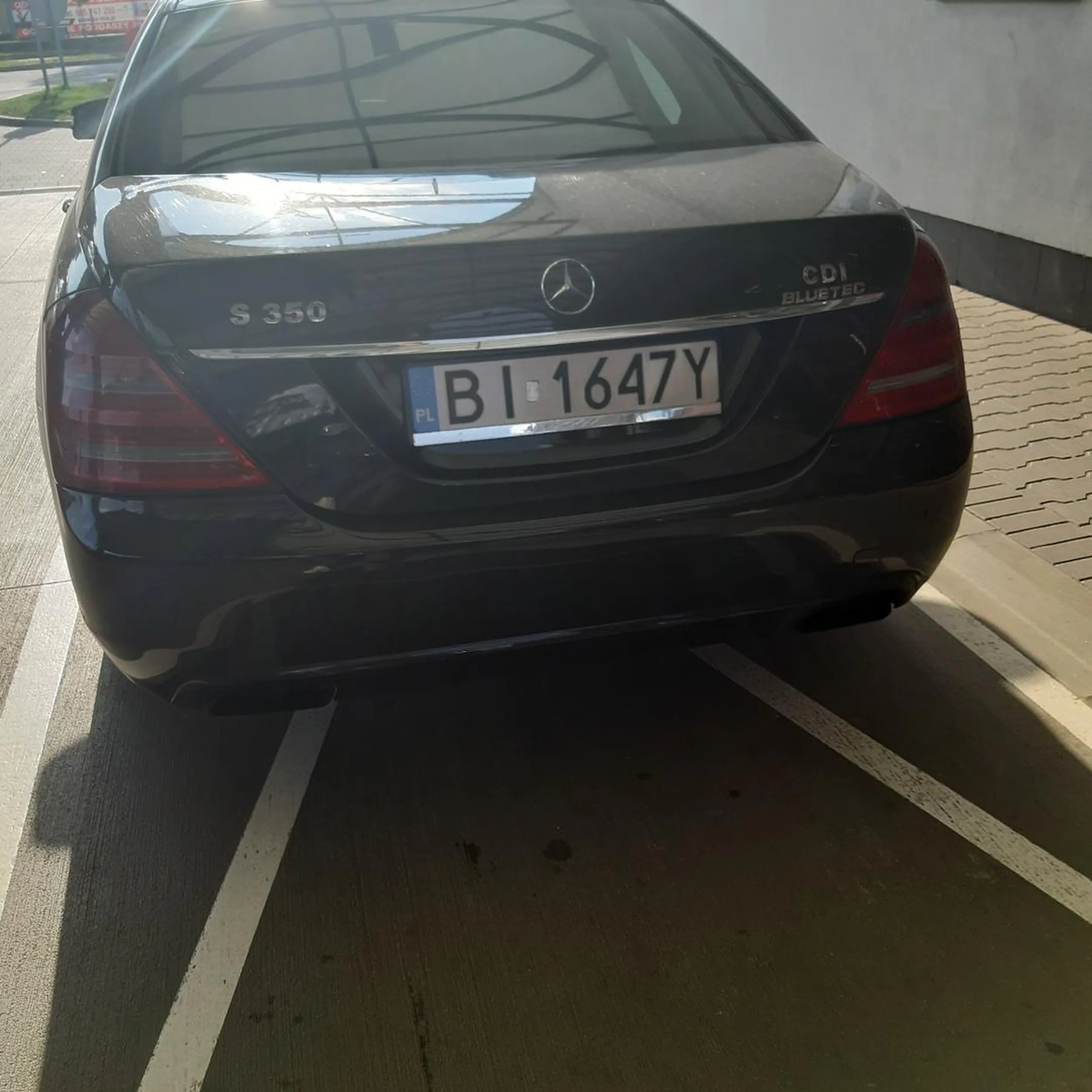 Parkowanie na zakazie na stacji Orlen. Blokowanie wyjazdu. Kłótnie z innymi klientami stacji.