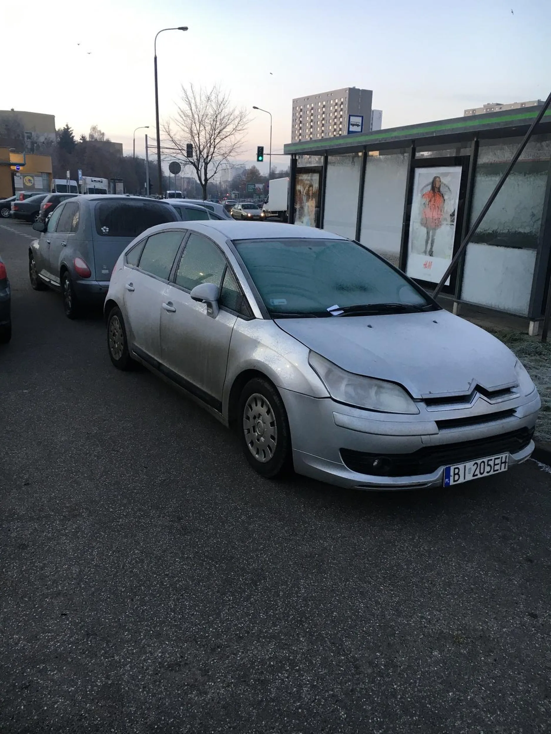 Ty chu...na ropę. Ja rozumiem, że ciężko z miejscami na osiedlach ale żeby blokować wyjazdy z tychże miejsc to przesada. Przez Ciebie spoźniłem się do roboty bo ledwo wyjechałem. Musiałem prosić jakiegoś obcego typa o pomoc w ocenie odległości... większym autem nie wyjechałbym