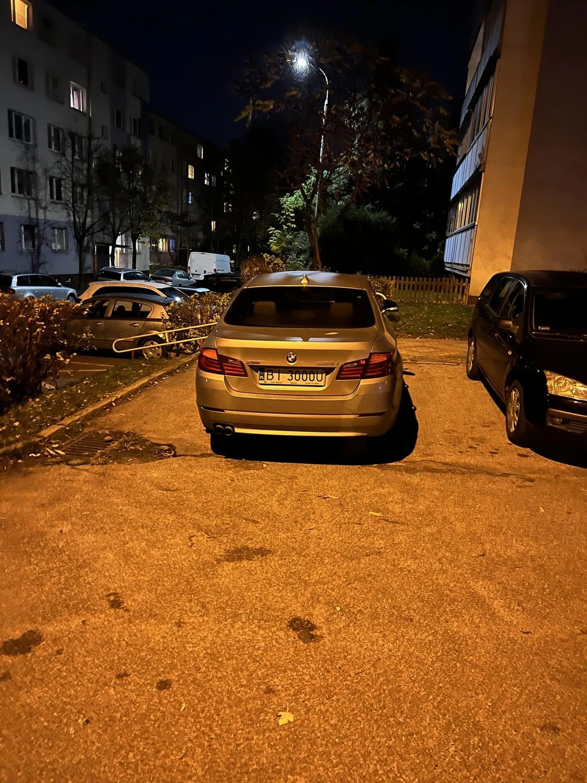 Naucz sie parkowac swojego klamota. Pomijam fakt ze parking jest tylko dla mieszkancow spoldzielni zacheta w bialymstoku, to jak juz z niego korzystasz nie bedac mieszkancem to chociaz szanuj innych i zaparkuj jak czlowiek.