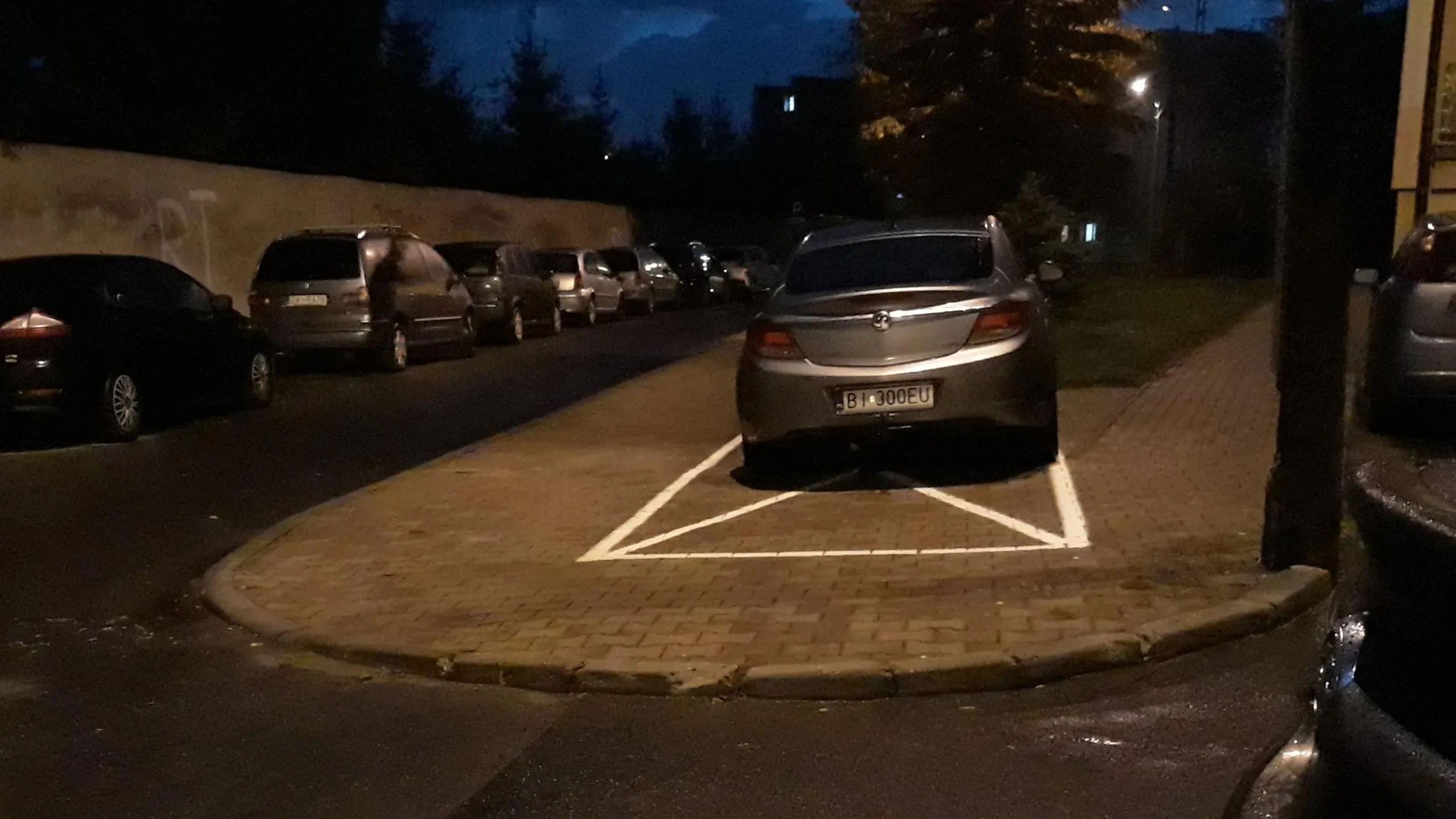 Jazda i parkowanie na chodniku Zakaz parkowania Zakaz wjazdu Zakaz zatrzymywania się Parkowanie z dala od krawędzi jezdni