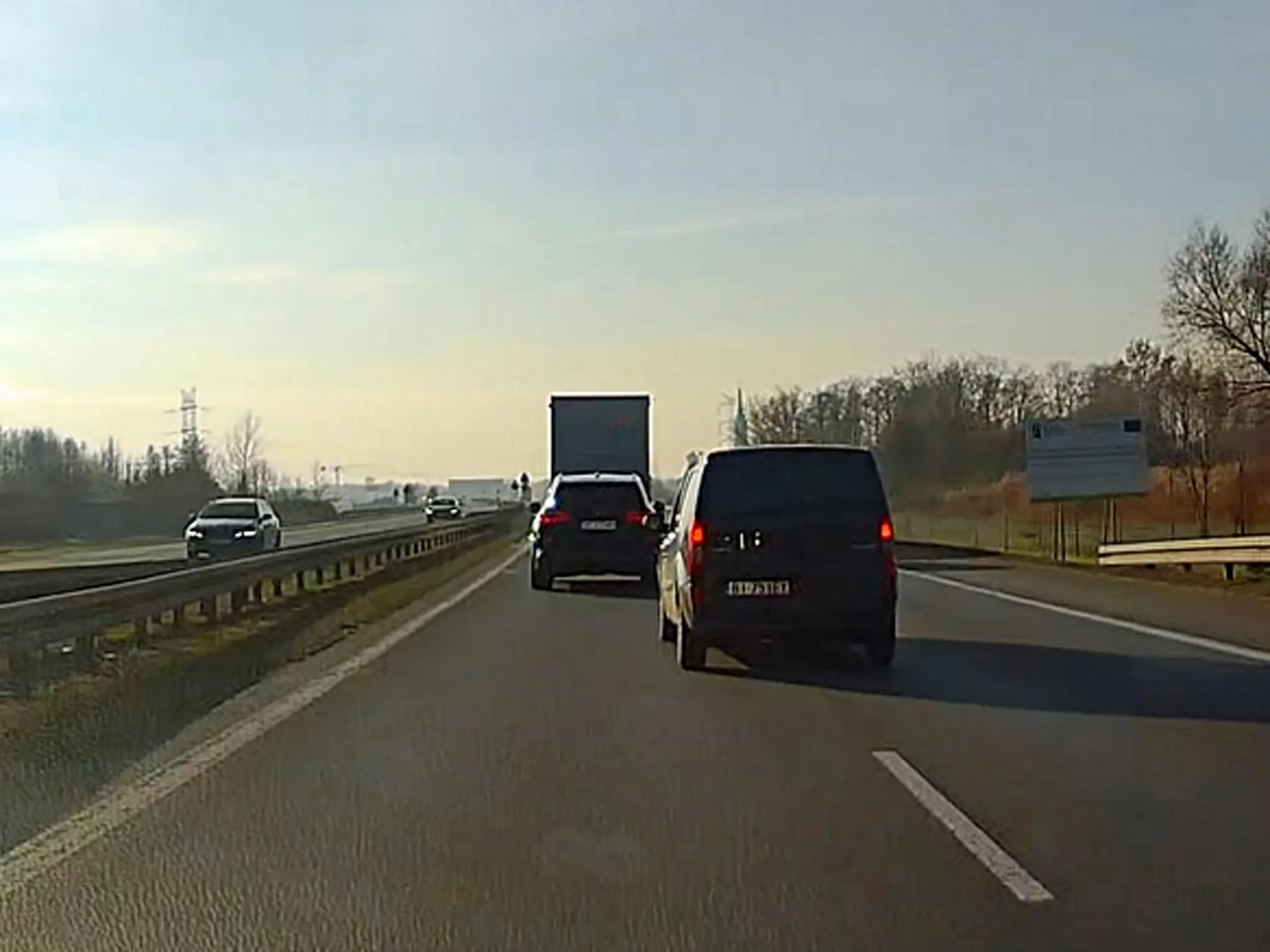 Młody, niezrównoważony człowiek. Wyprzedza poboczem, zmusza do hamowania innych uczestników ruchu, zajeżdża drogę, jeździ bardzo szybko (rzędu 150 - 180 km/h) na zwykłej drodze, wpycha się pomiędzy inne pojazdy zachowujące prawidłowy dystans, spycha z drogi. Ten człowiek powinien być pozbawiony prawa jazdy. Auto wygląda na służbowe - mój apel do właścicieli tego mercedesa, opamiętajcie szalonego kierowcę, bo narobi Państwu poważnych kłopotów,