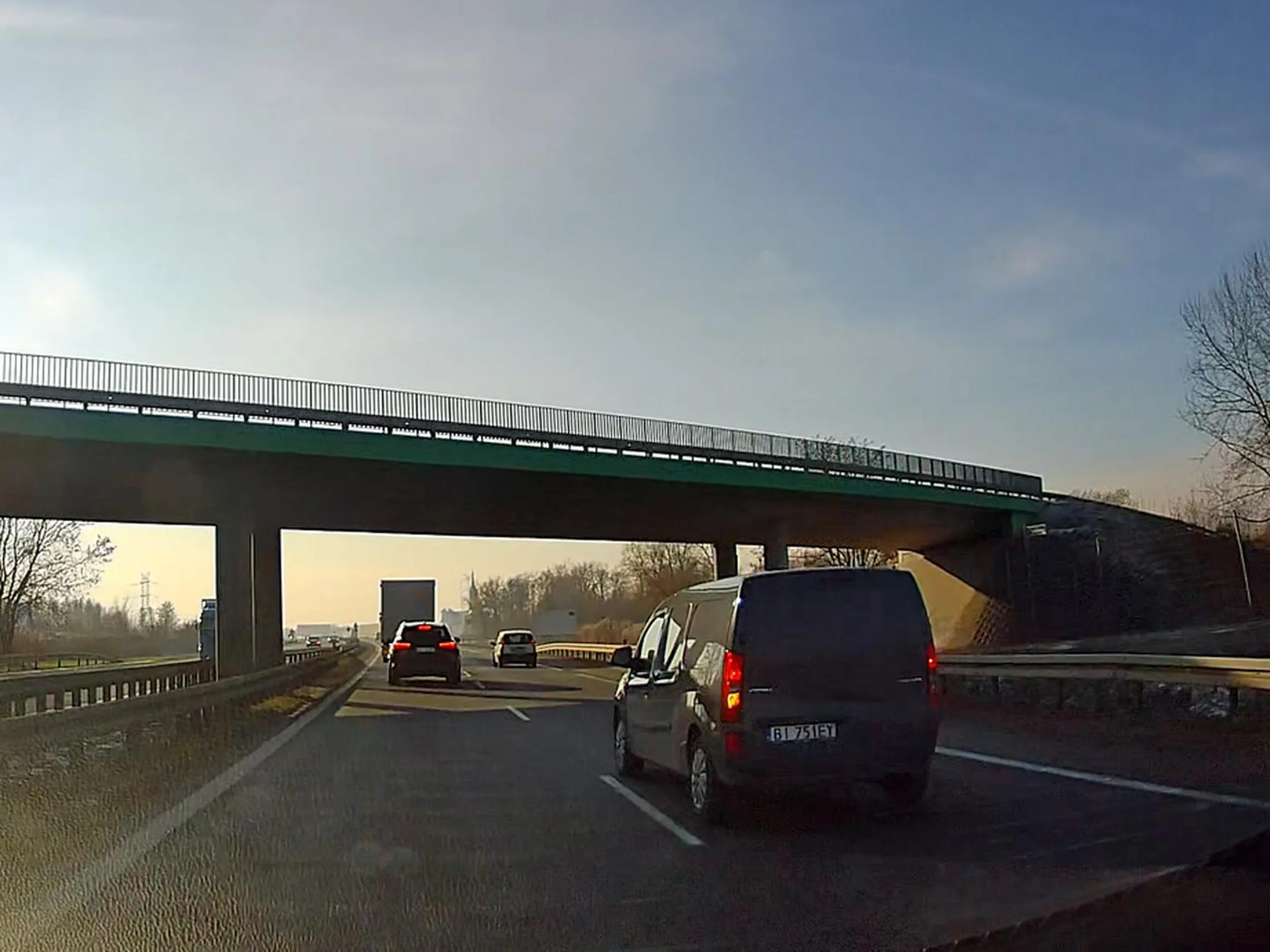 Młody, niezrównoważony człowiek. Wyprzedza poboczem, zmusza do hamowania innych uczestników ruchu, zajeżdża drogę, jeździ bardzo szybko (rzędu 150 - 180 km/h) na zwykłej drodze, wpycha się pomiędzy inne pojazdy zachowujące prawidłowy dystans, spycha z drogi. Ten człowiek powinien być pozbawiony prawa jazdy. Auto wygląda na służbowe - mój apel do właścicieli tego mercedesa, opamiętajcie szalonego kierowcę, bo narobi Państwu poważnych kłopotów,