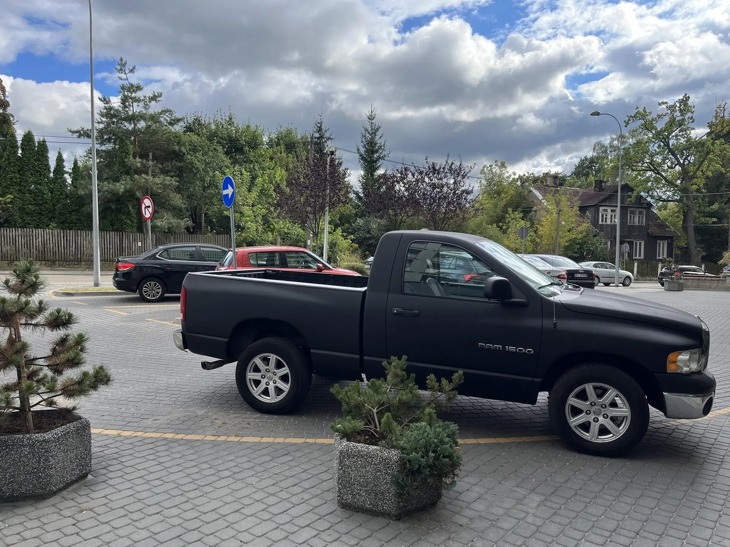 Królewicz zamiast wykorzystać możliwości terenowe swojego wielkiego auta i zaparkować je za budynkiem, gdzie jest potężny plac, to woli zastawić jednokierunkowy wyjazd. Niech inni jeżdżą po trawniku i rysują sobie felgi albo niech zasuwają pod prąd. Dodam, że wyjazd pod prąd nie ma lustra ułatwiającego włączenie się do ruchu, a widoczność w tym miejscu jest fatalna jadąc zwykłą osobówką. Krótko mówiąc kierowco, zachowałeś się jak cham.