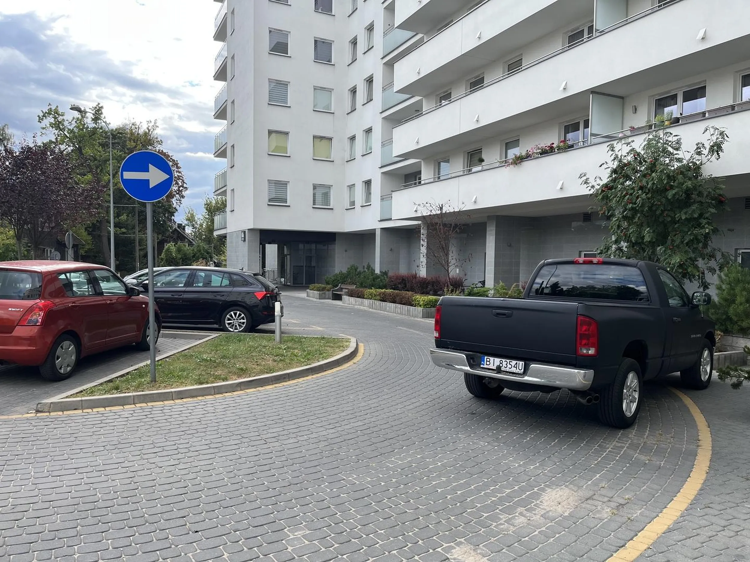 Królewicz zamiast wykorzystać możliwości terenowe swojego wielkiego auta i zaparkować je za budynkiem, gdzie jest potężny plac, to woli zastawić jednokierunkowy wyjazd. Niech inni jeżdżą po trawniku i rysują sobie felgi albo niech zasuwają pod prąd. Dodam, że wyjazd pod prąd nie ma lustra ułatwiającego włączenie się do ruchu, a widoczność w tym miejscu jest fatalna jadąc zwykłą osobówką. Krótko mówiąc kierowco, zachowałeś się jak cham.