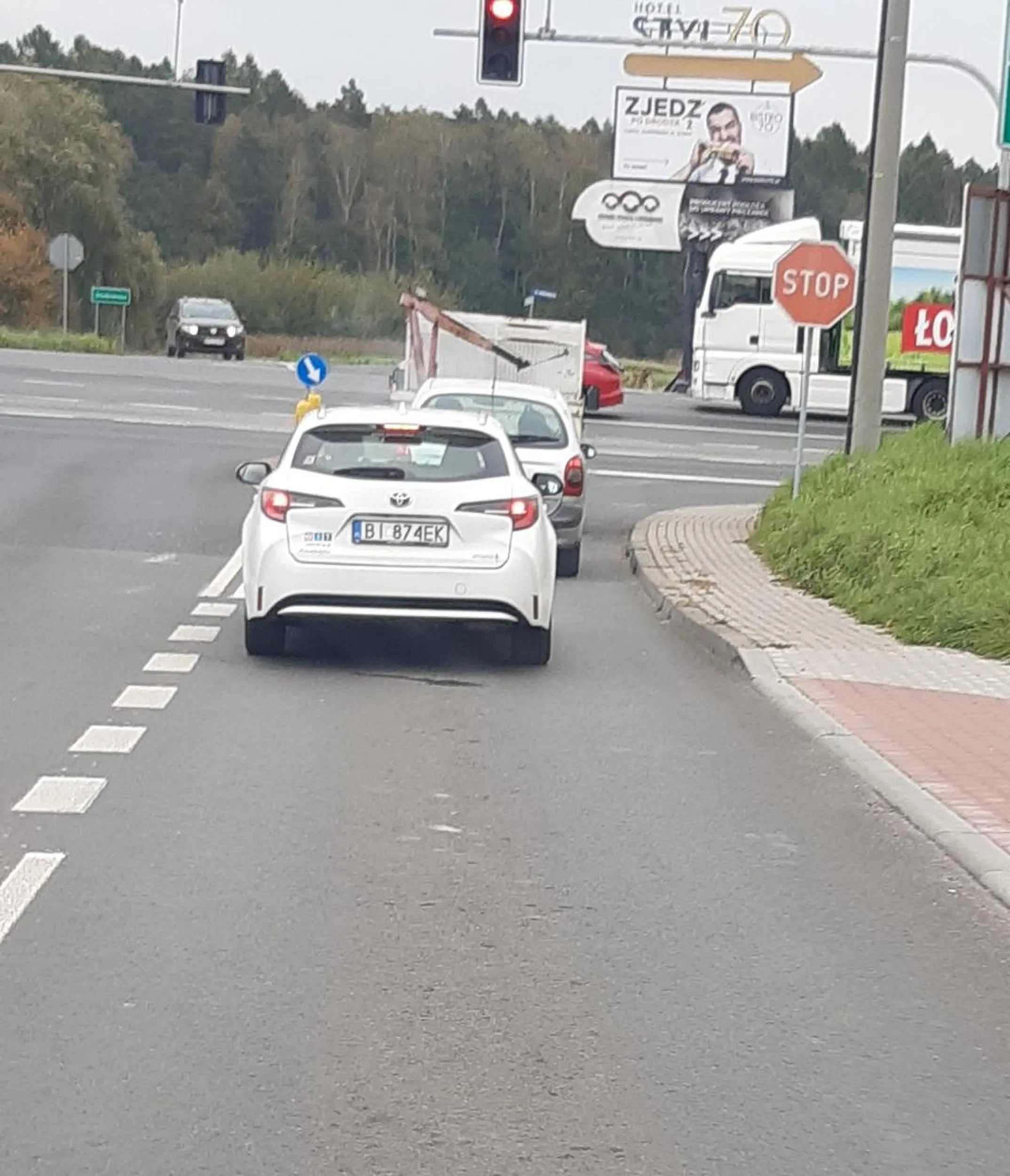 Typ prowadzący ten firmowy pojazd, urządza sobie wyścig w terenie zabudowany. Wyprzedza na podwójnej linii ciągłej i pasach dla pieszych przekraczając przy tym dozwoloną prędkość. Nie polecam typa.