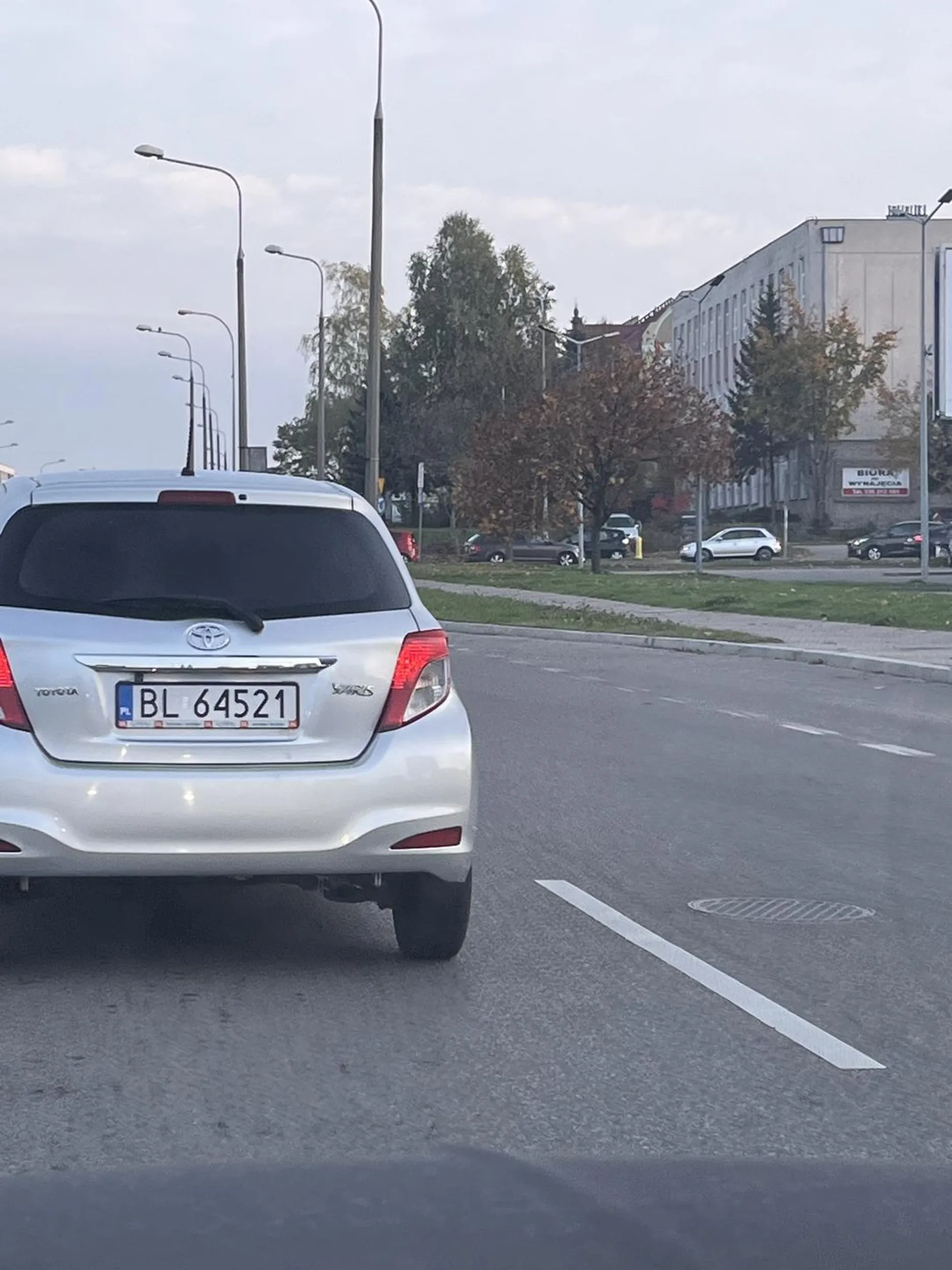 Mistrz kierownicy zjeżdżając na lewy pas bez kierunku chamsko pod maskę mojego auta. Jeszcze się kłóci ze go wpuścić trzeba. Taaak jak się daje znać co się chce zrobić to można. A tak to pozostaje smród i wstyd. Nie pozdrawiam.