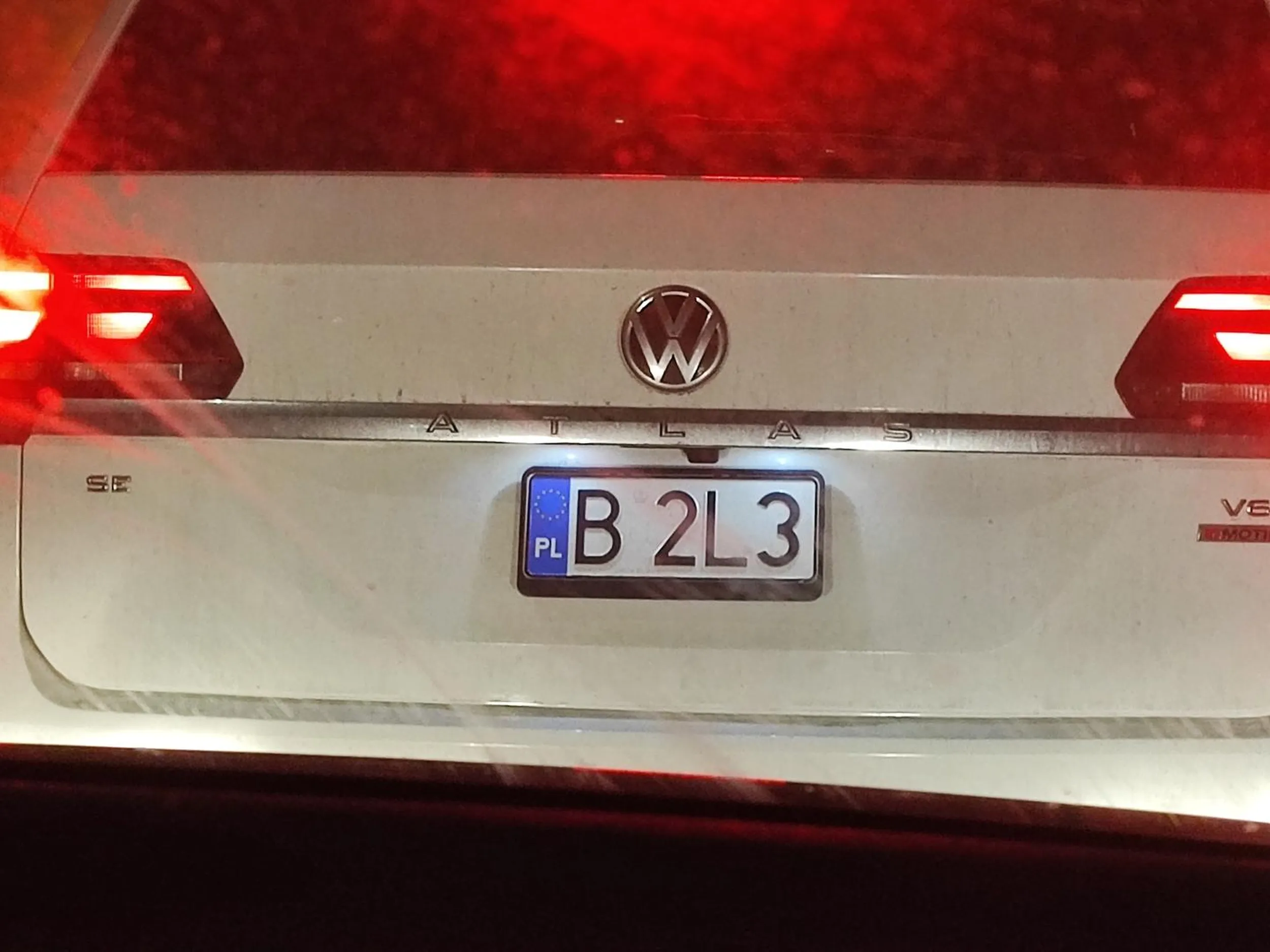 kierowca zajmuje małe tablice dla samochodu z miejscem na duże