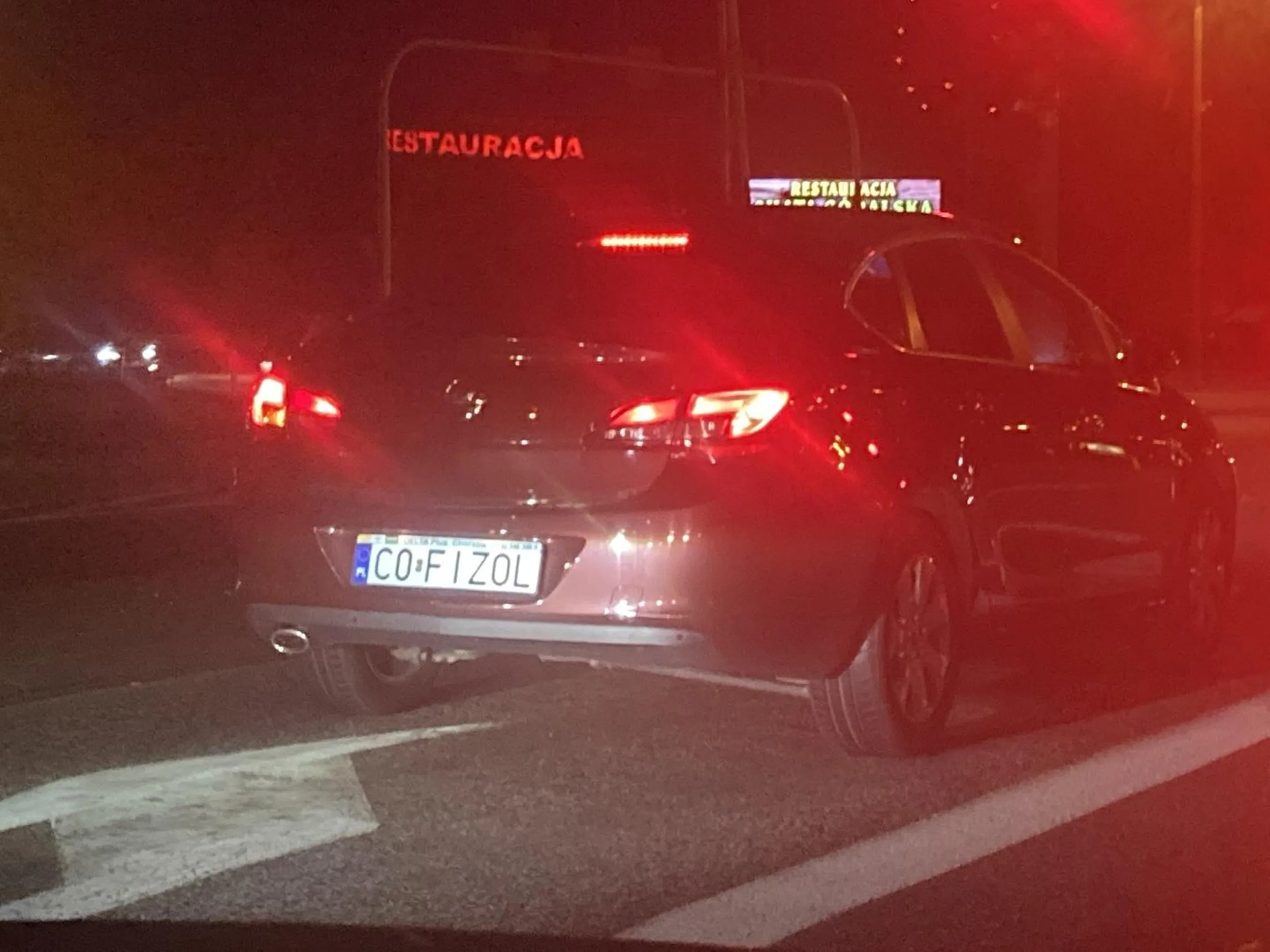 Zobaczył trochę odstępu między samochodami i wcisnął się na milimetry