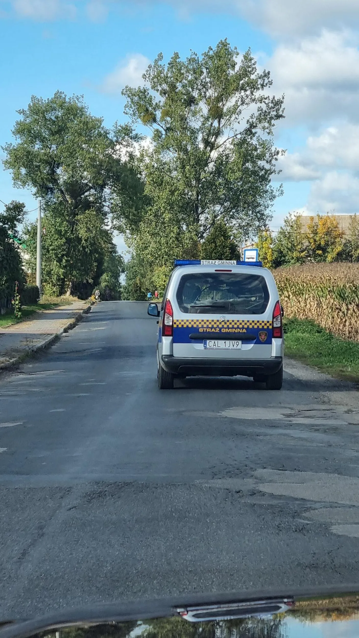 Pier. Sie w zabudowanym 35km/h i za zabudowanym tyle samo bo on może ?