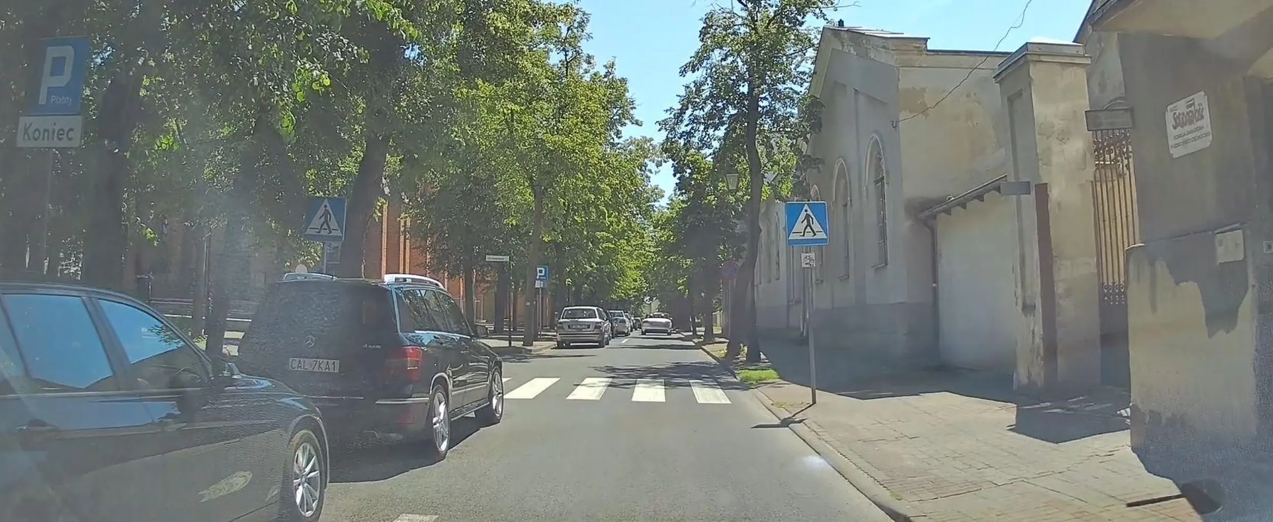 tak to ty nie parkuj, za znakiem końca i zasłaniając część przejścia dla pieszych