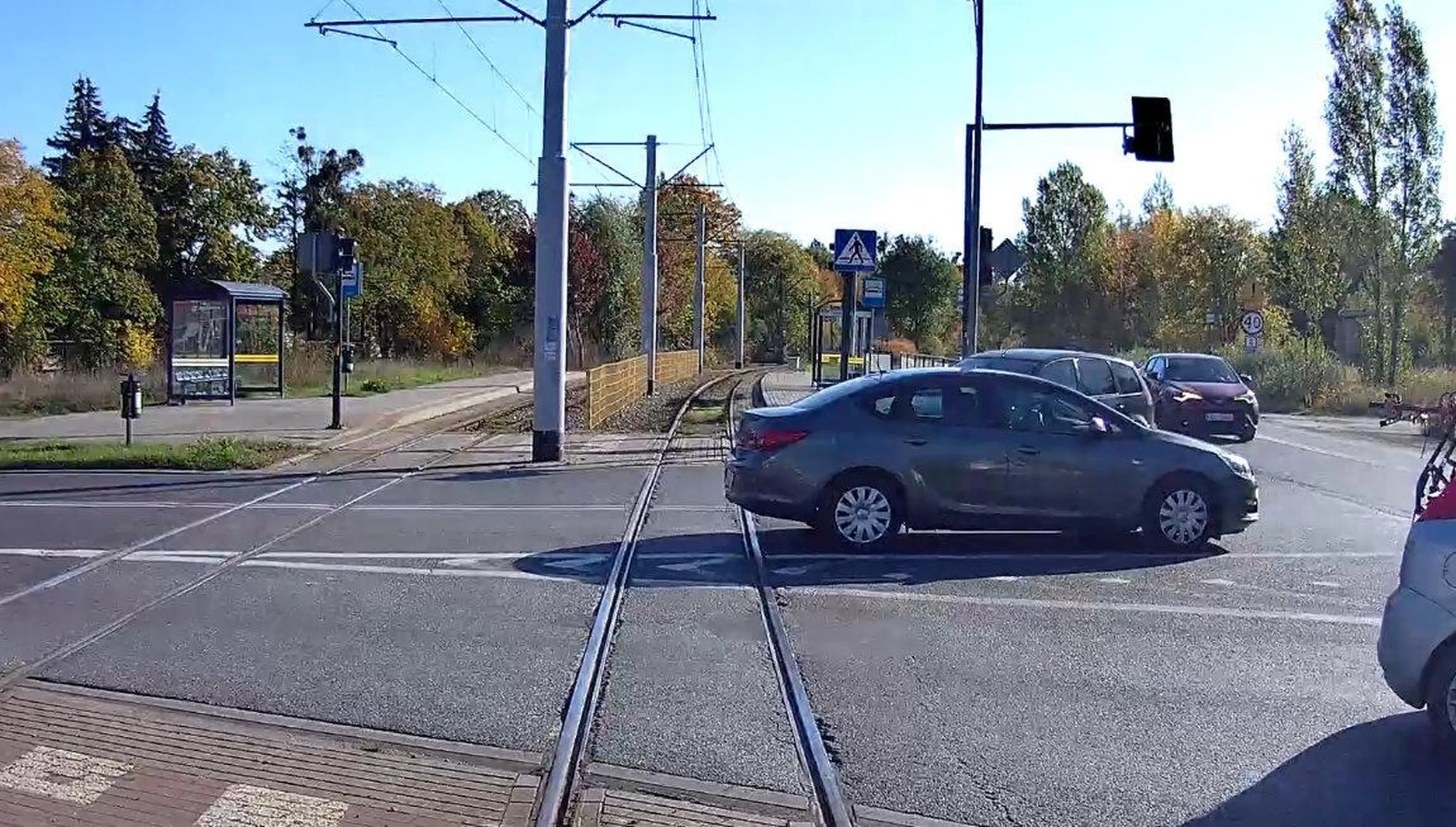 Prawko wygrane w Laysach, nie potrafi podjechać do krawędzi jezdni (tak jak uczą na nauce jazdy) tylko stoi w torowisku.