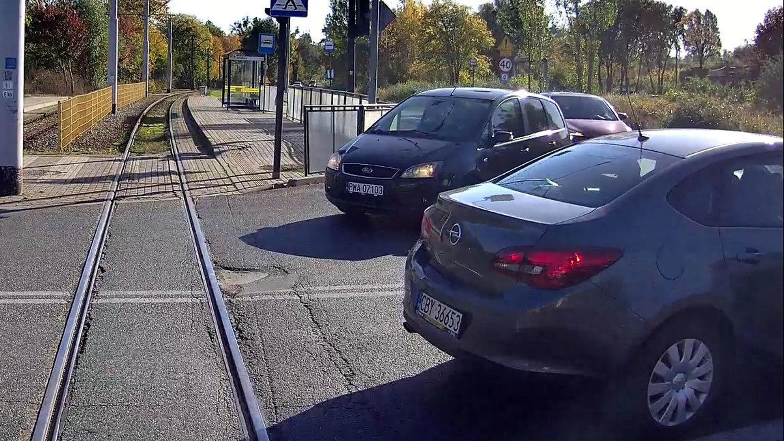 Prawko wygrane w Laysach, nie potrafi podjechać do krawędzi jezdni (tak jak uczą na nauce jazdy) tylko stoi w torowisku.