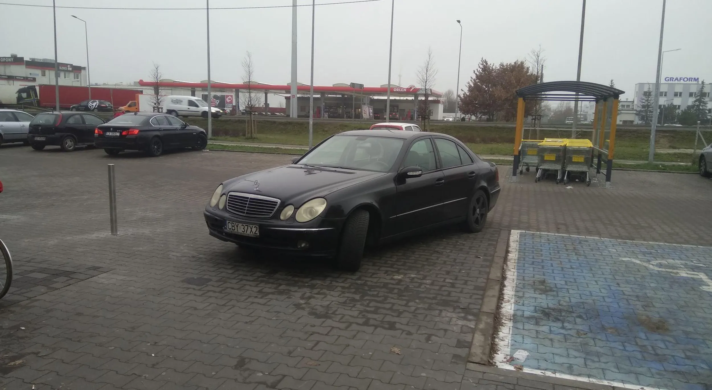 to może następnym razem spróbuj stanąć jeszcze bardziej do dupy i po środku i pod samymi drzwiami sklepu