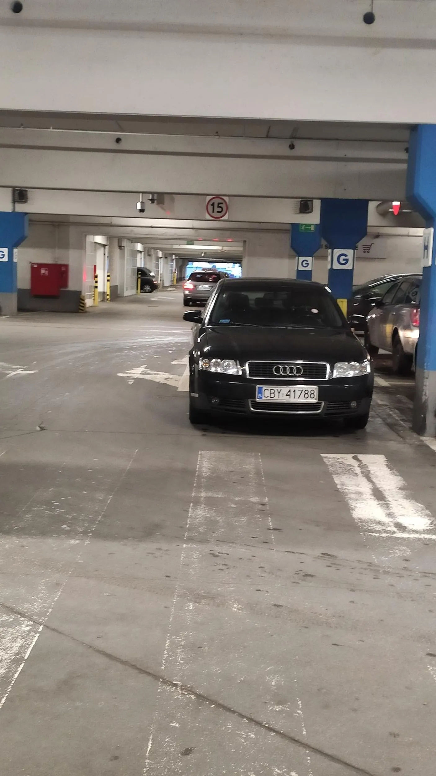 Kierowca zaparkował na pasie do jazdy w galerii Rondo.