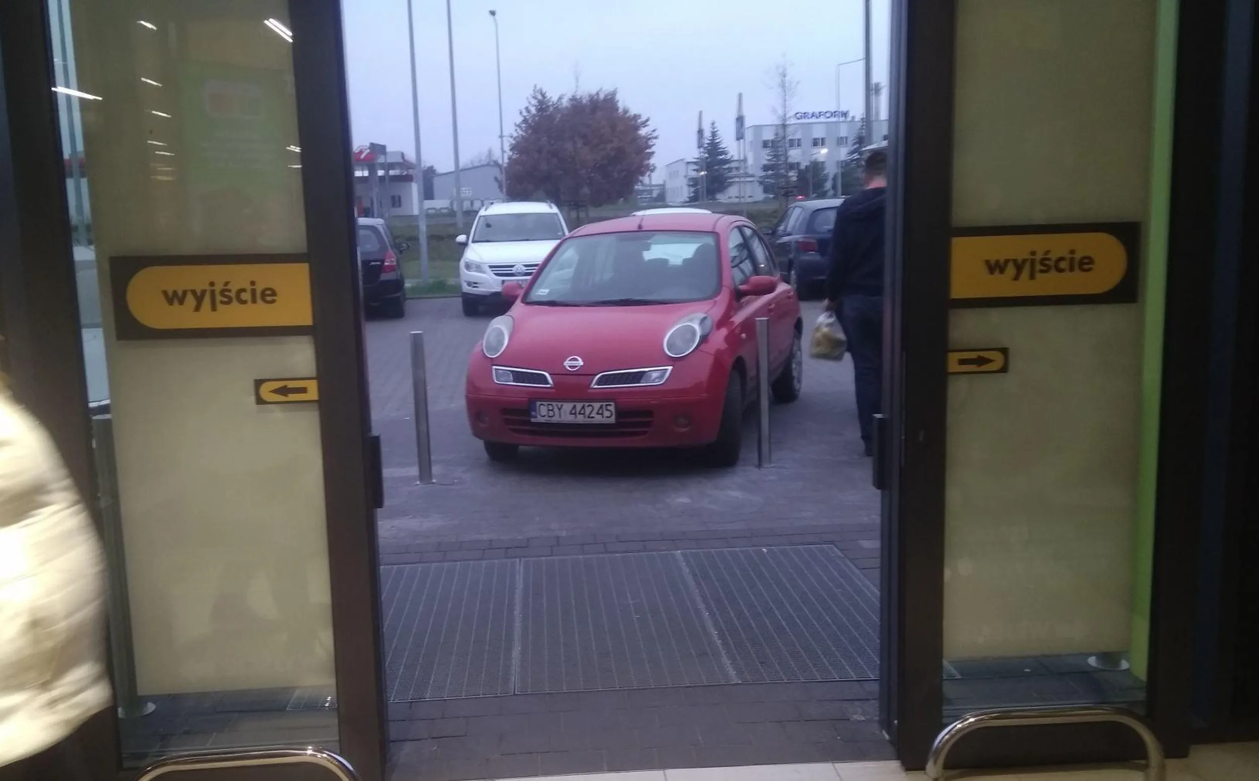 następnym razem proponuję wjechać po prostu do sklepu i robić zakupy z samochodu przez okno!