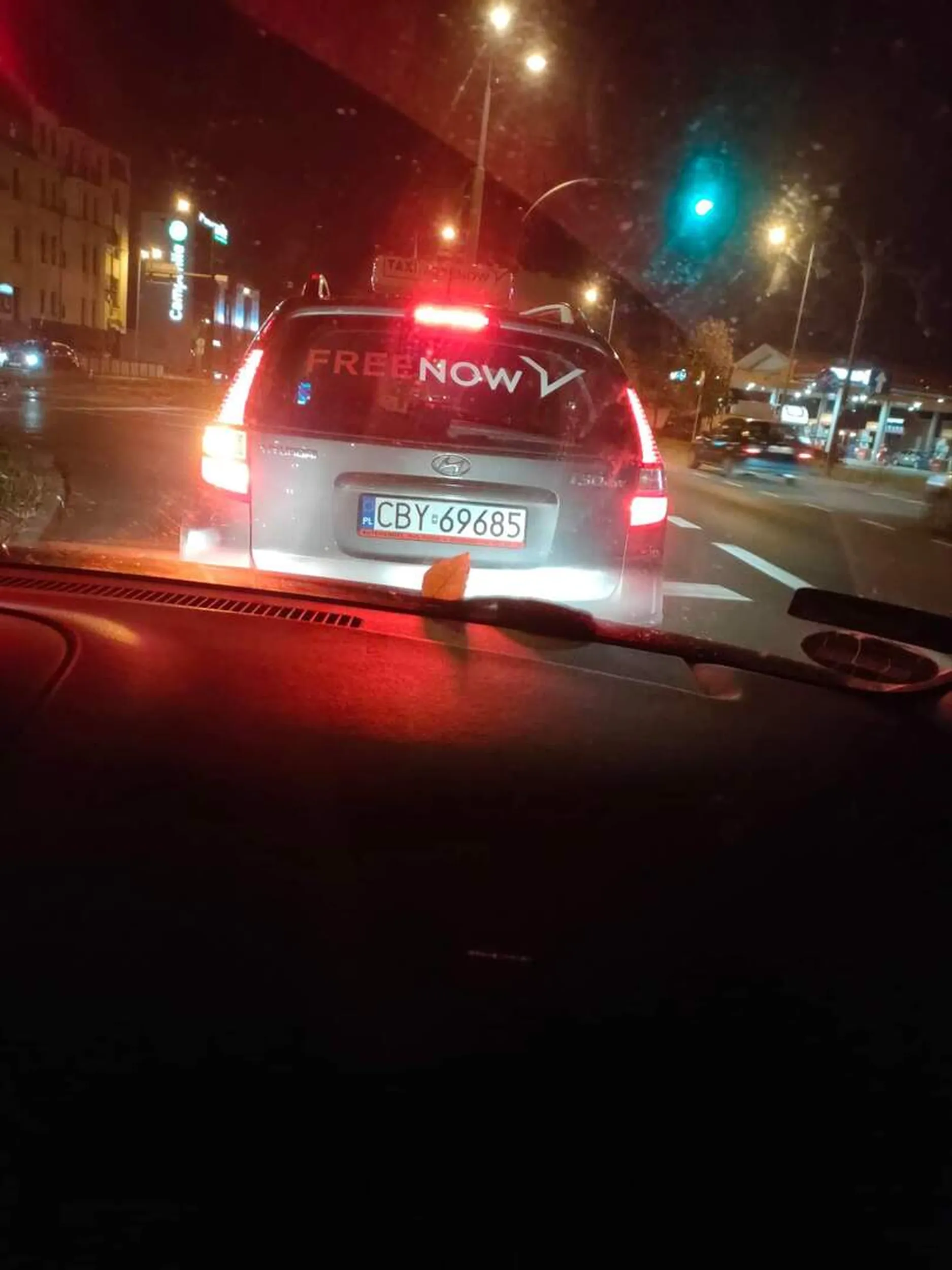 Gościu stojąc na światłach bodajże ustawiając mapę przestał cały okres palenia się zielonego światła do skrętu na rondzie pod Focus w Bydgoszczy, potem jadąc skręcił na prawy pas, aby ponownie  wepchnąć się pod auto na lewym pasie i znów wrócił na prawy xD Pierw użyłem klaksonu aby ruszył w końcu ze świateł, potem jak zajechał mi drogę a chłop puka po głowie mnie, to nie mój pasażer nie pozostał dłużny i pokazał klasyczny wymowny polski gest .i.