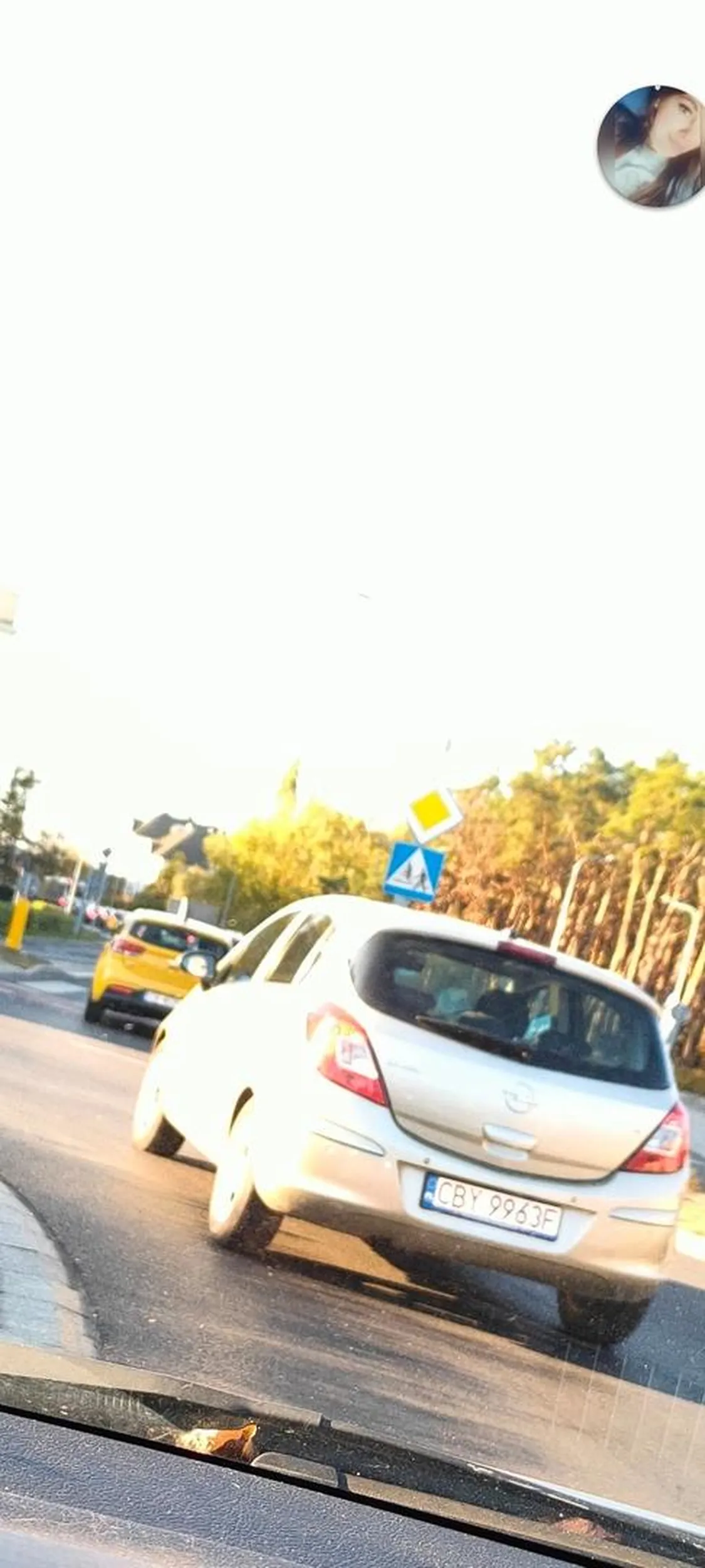 Gratuluję zablokowania ronda zatrzymując się 2m od zjazdu, ponieważ dalej tworzył się korek. Nikt się przed ciebie wepchnąć nie chciał, tylko zawrócić, w ty zjechałaś jeszcze bardziej do środka, aby uniemożliwić i zablokować ruch na rondzie.