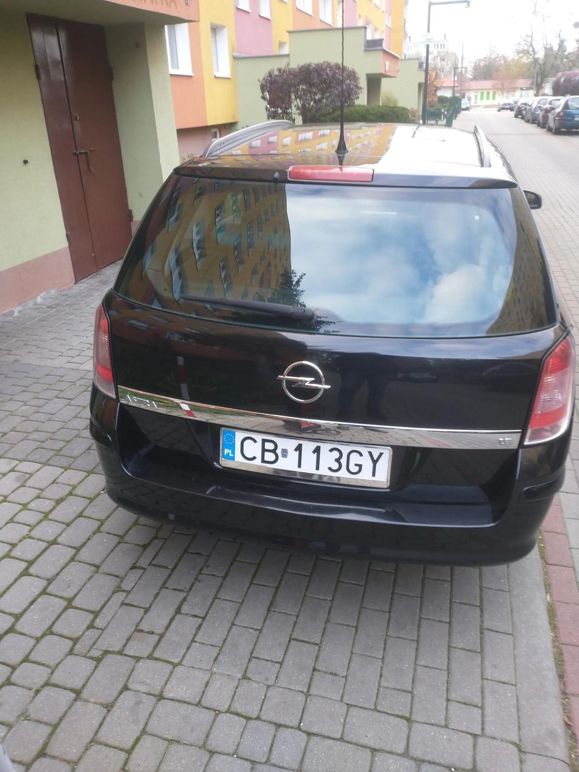 blokuje chodnik i wejście do klatki ....