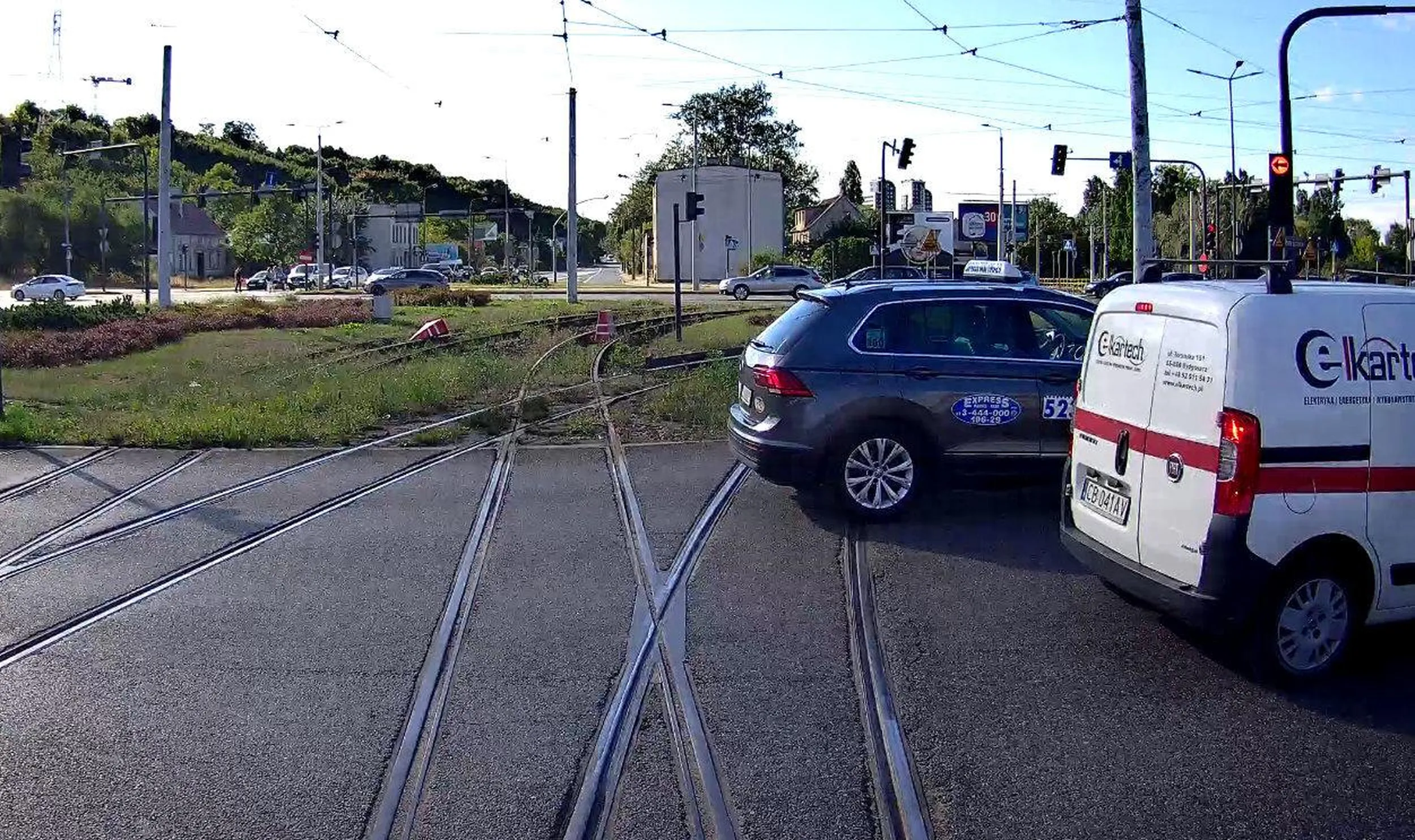 Zwykła taksówkarska parówa, wjeżdża na czerwonym dzięki czemu staje w torowisku i blokuje przejazd.