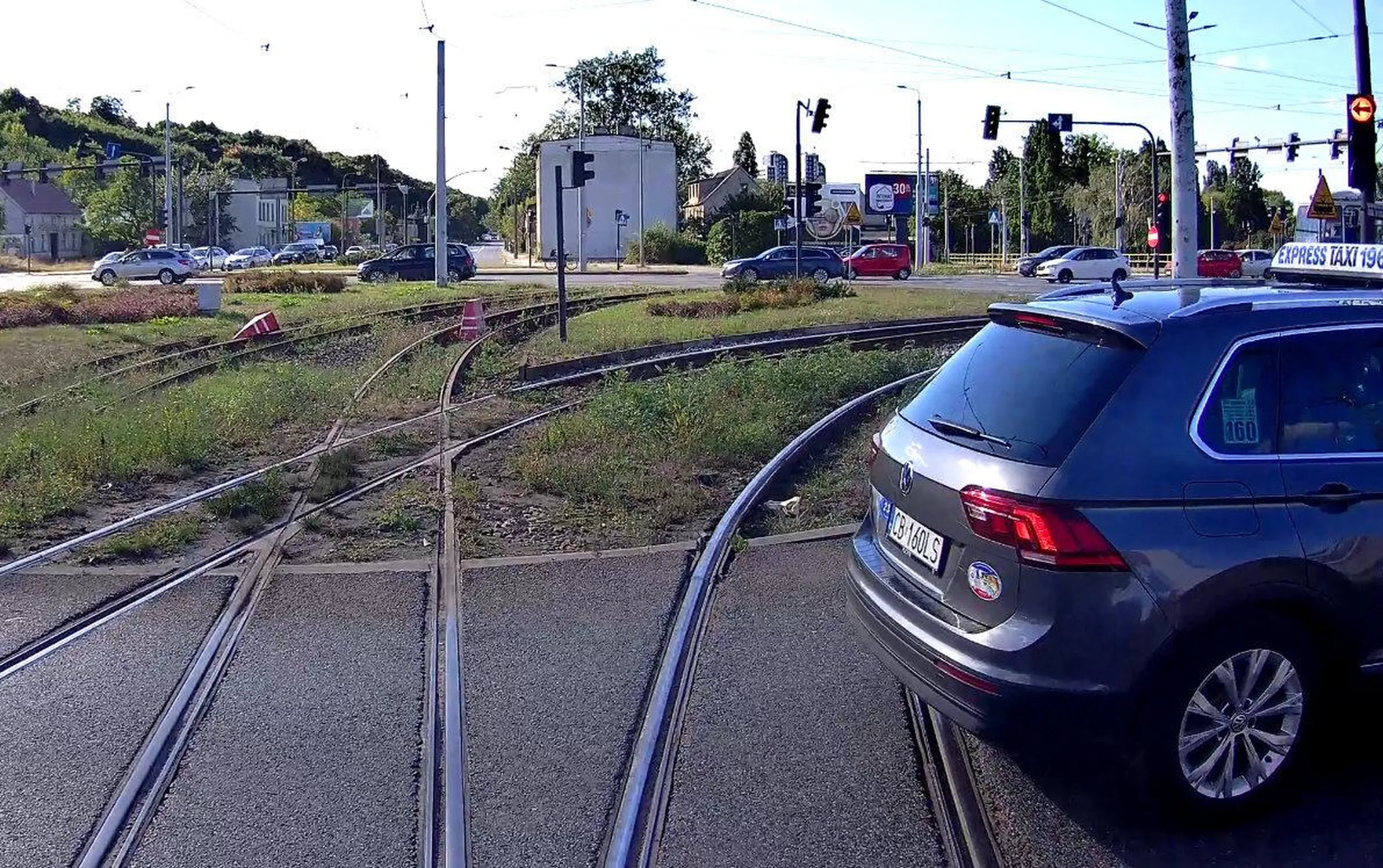 Zwykła taksówkarska parówa, wjeżdża na czerwonym dzięki czemu staje w torowisku i blokuje przejazd.