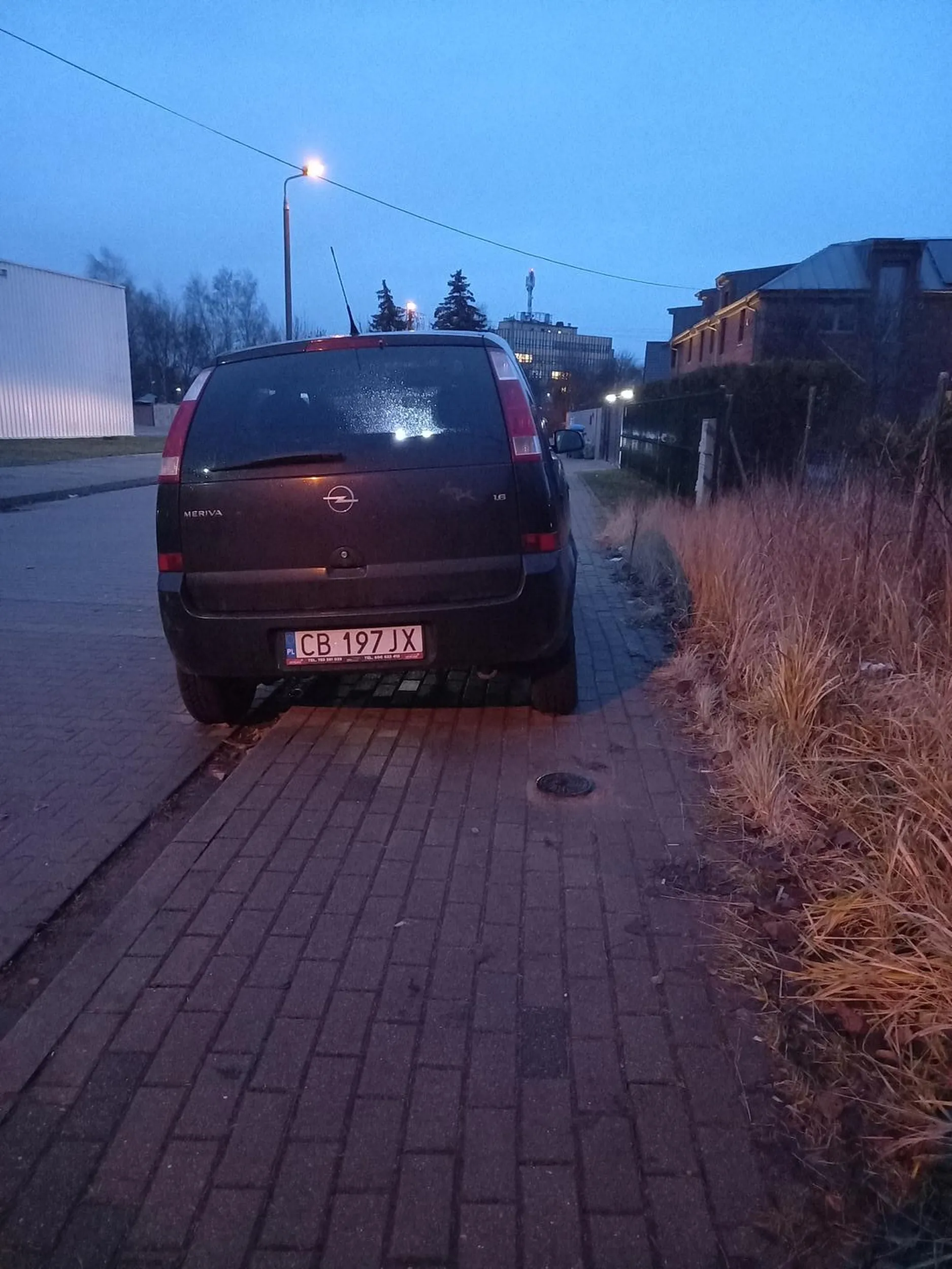 Kierowca zajął 90% części chodnika Nie pozdrawiam