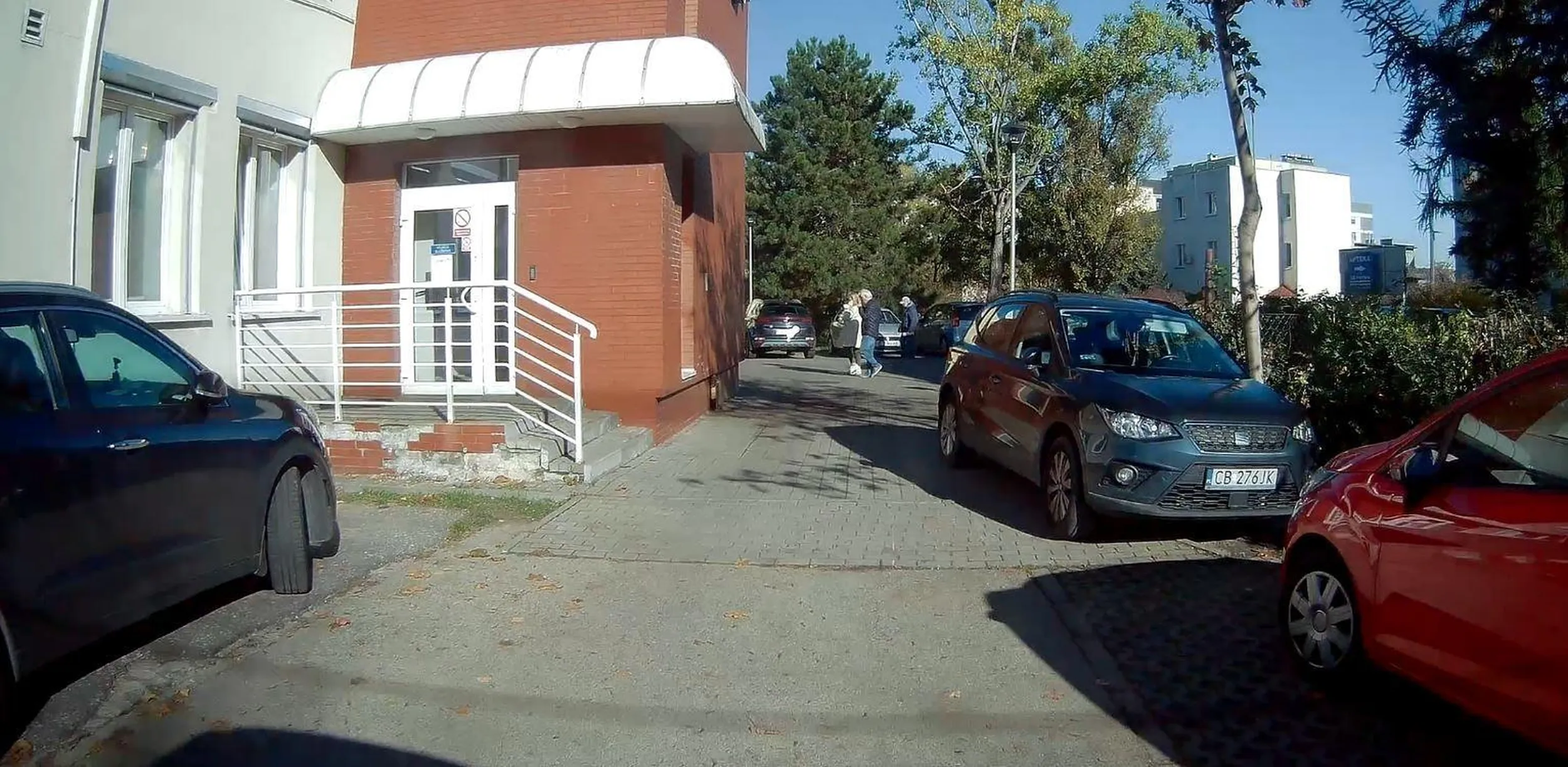 gościu/gościówo pomyśl trochę następnym razem bo gdy tak parkujesz to ledwo można przejechać, tam nie ma miejsca na takie stawanie... nie widać że tam jest przejazd? w dodatku masz tam znak informujący o tym, by nie czynić takiego zła które poczyniłeś/-aś