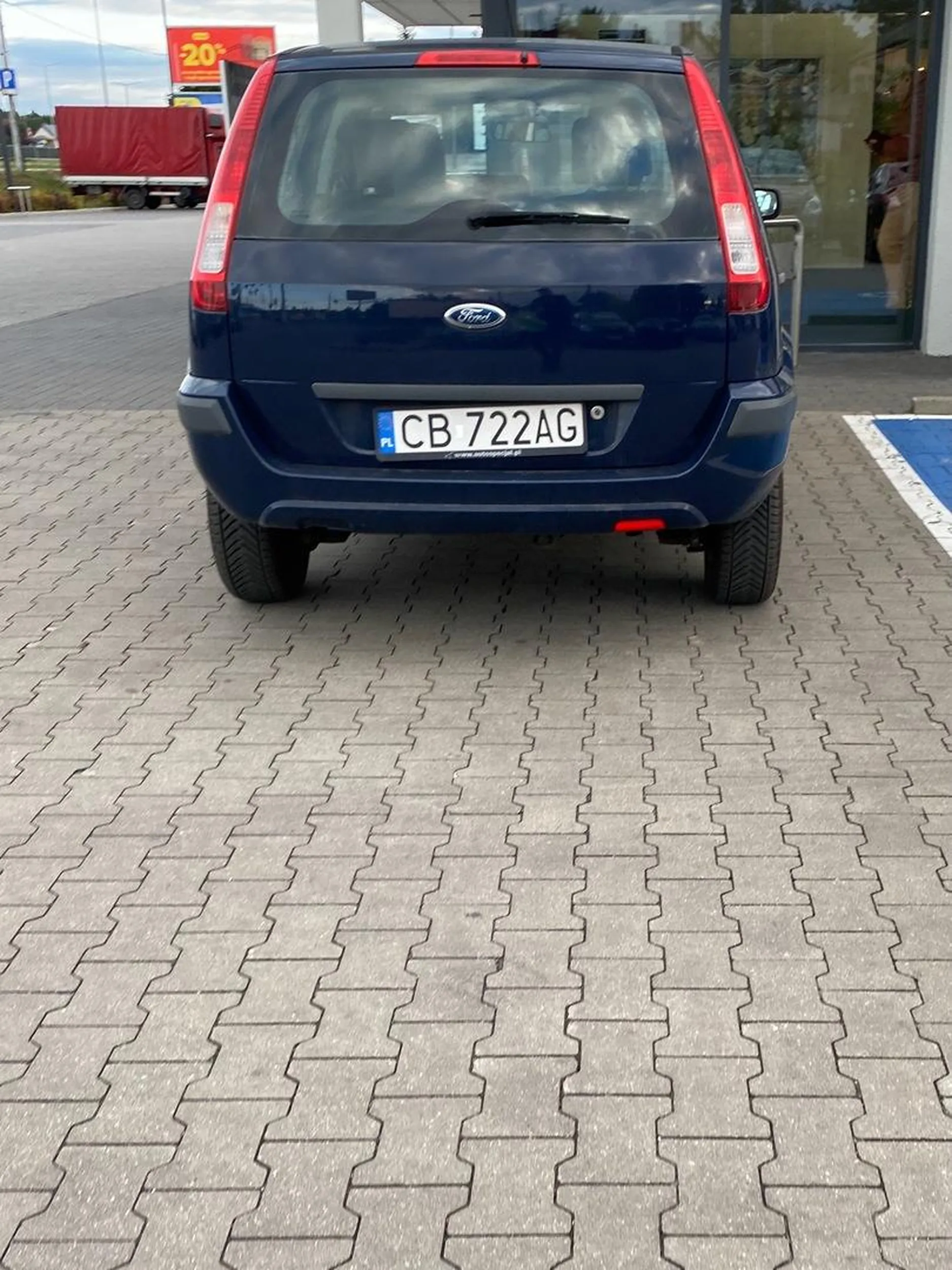 Zawsze się zastanawiałem czy parkujący w tym miejscu pod lidlem to super-inwalidzi, czy super-idioci. Parking pusty, ale najlepiej pod kasę wjechać. Jednym i drugim pozostaje współczuć.